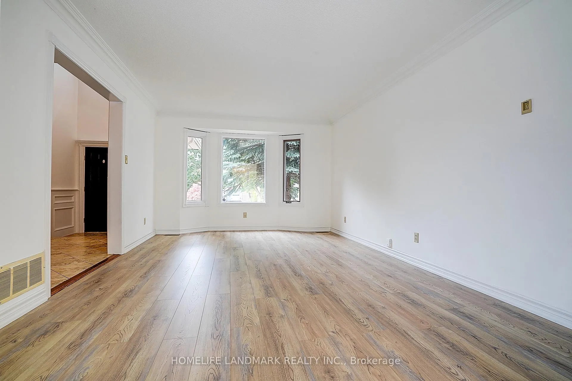 Photo 8 of 19 Bridle Court, Clarington, Courtice — HOMEH