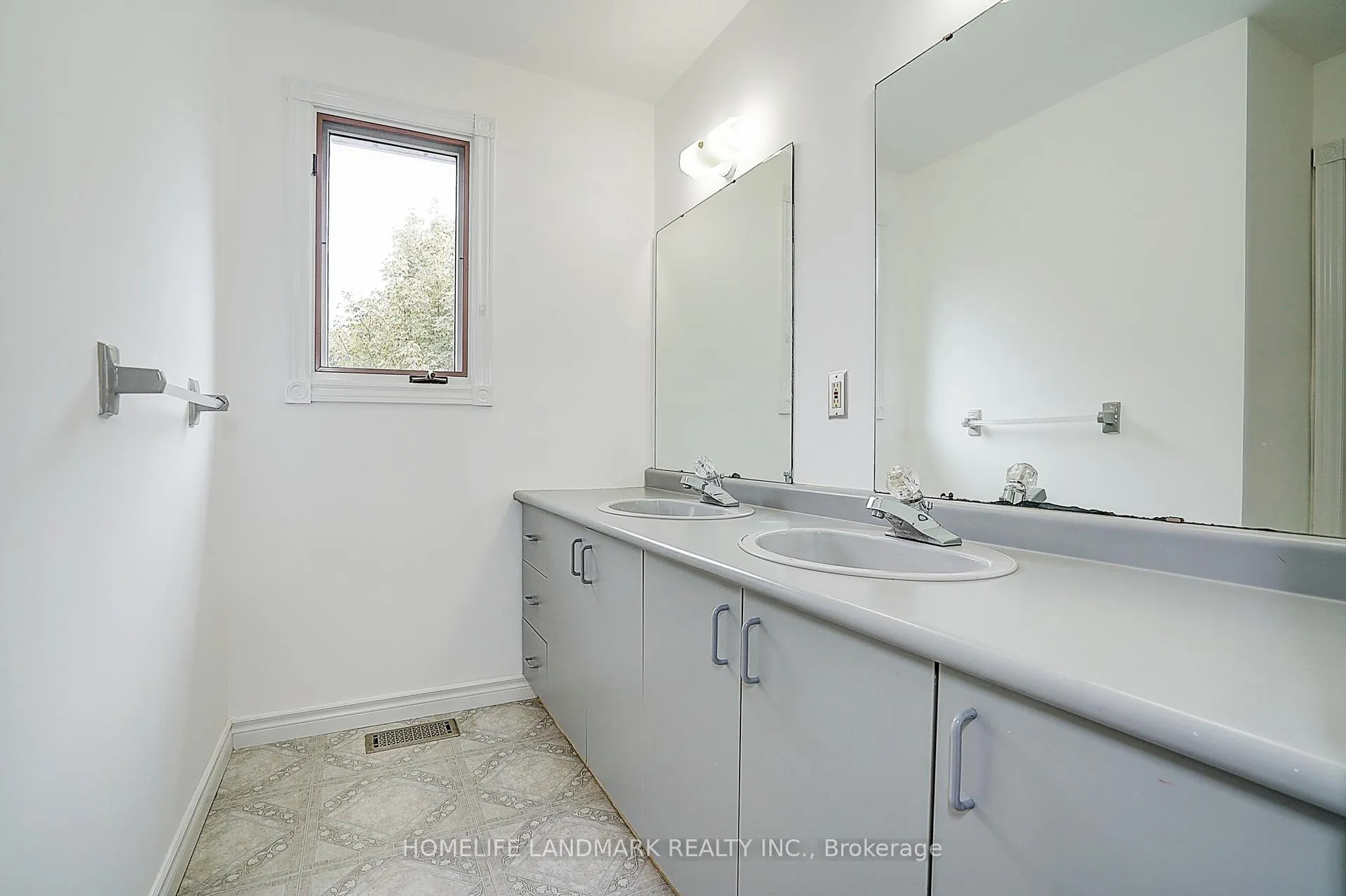 Photo 32 of 19 Bridle Court, Clarington, Courtice — HOMEH