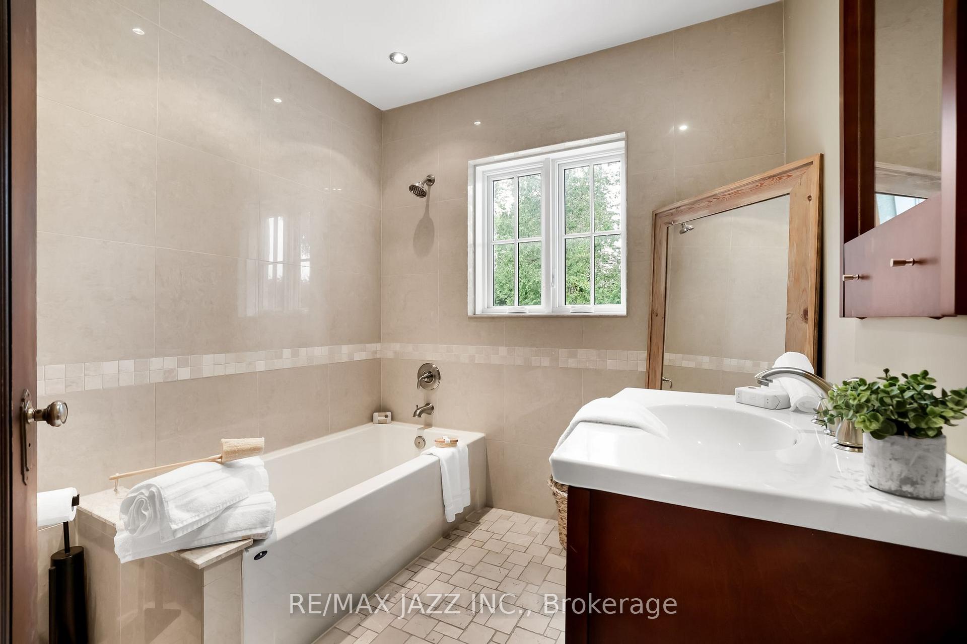 Photo 16 of 690 Bessborough Drive, Oshawa, Centennial — HOMEH