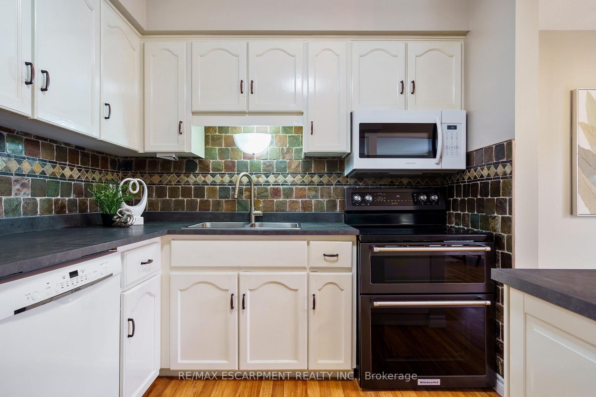 Photo 12 of 85 Chelsea Crescent, Hamilton, Stoney Creek — HOMEH