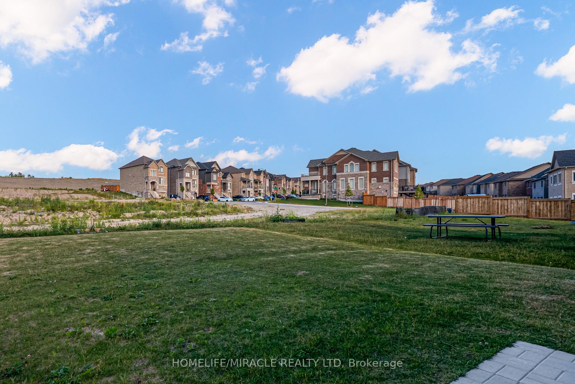 Photo 40 of 121 Kennedy Boulevard, New Tecumseth, Alliston — HOMEH