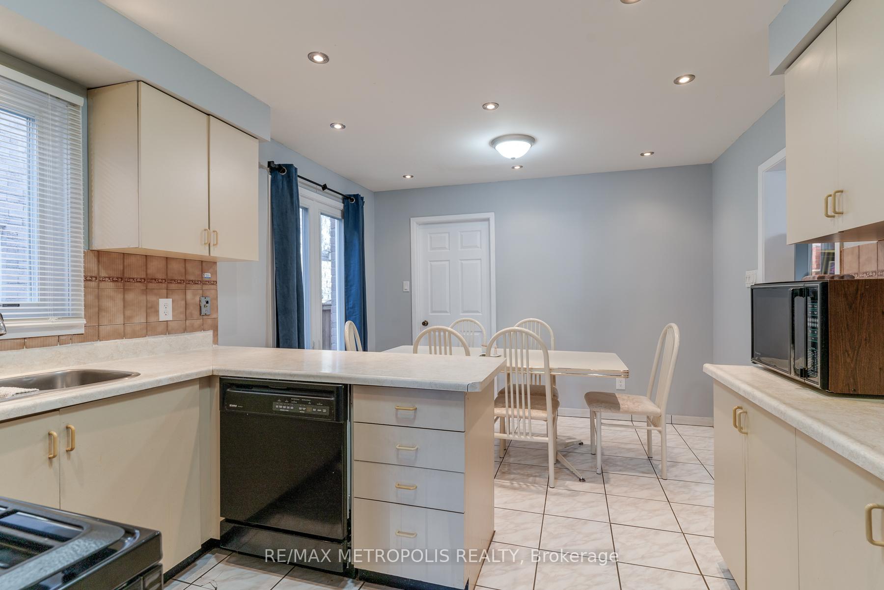 Photo 8 of Unit Main, 113 Cimmaron Street, Markham, Middlefield — HOMEH