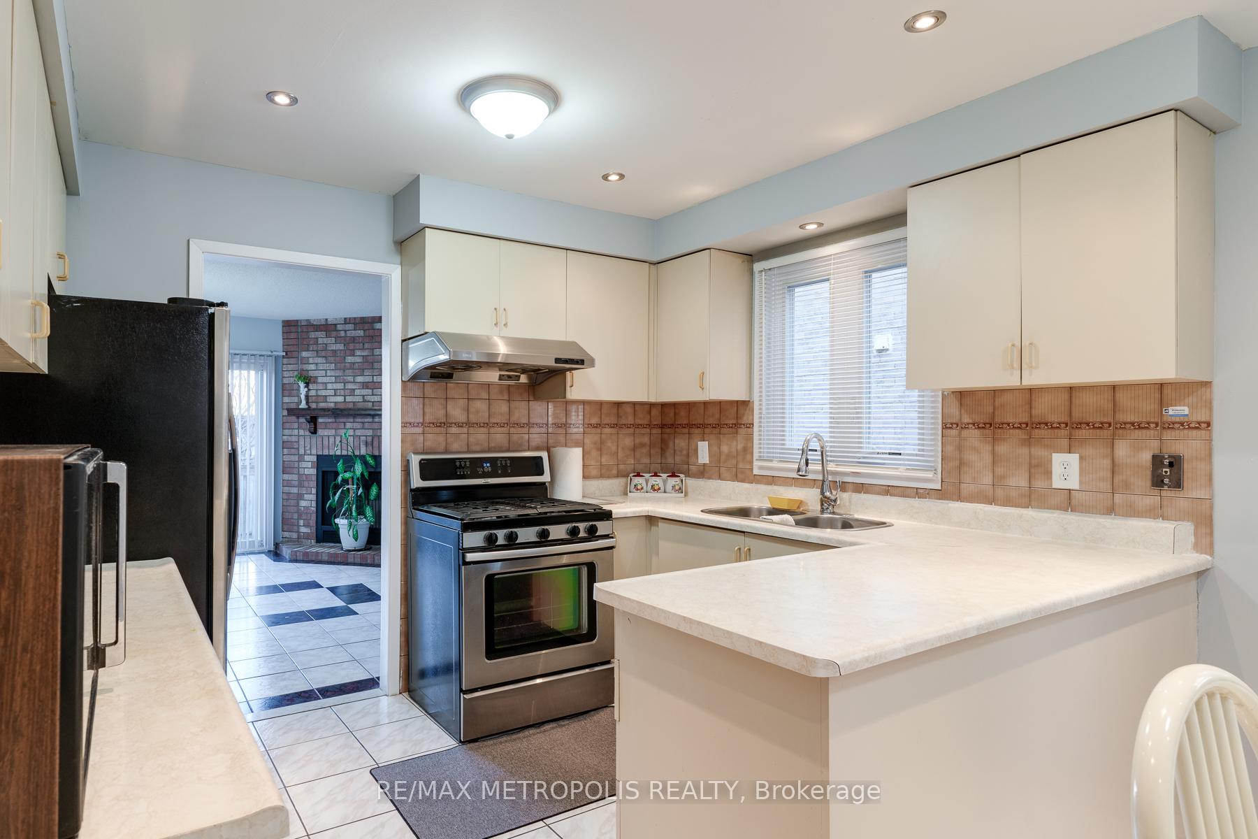 Photo 4 of Unit Main, 113 Cimmaron Street, Markham, Middlefield — HOMEH