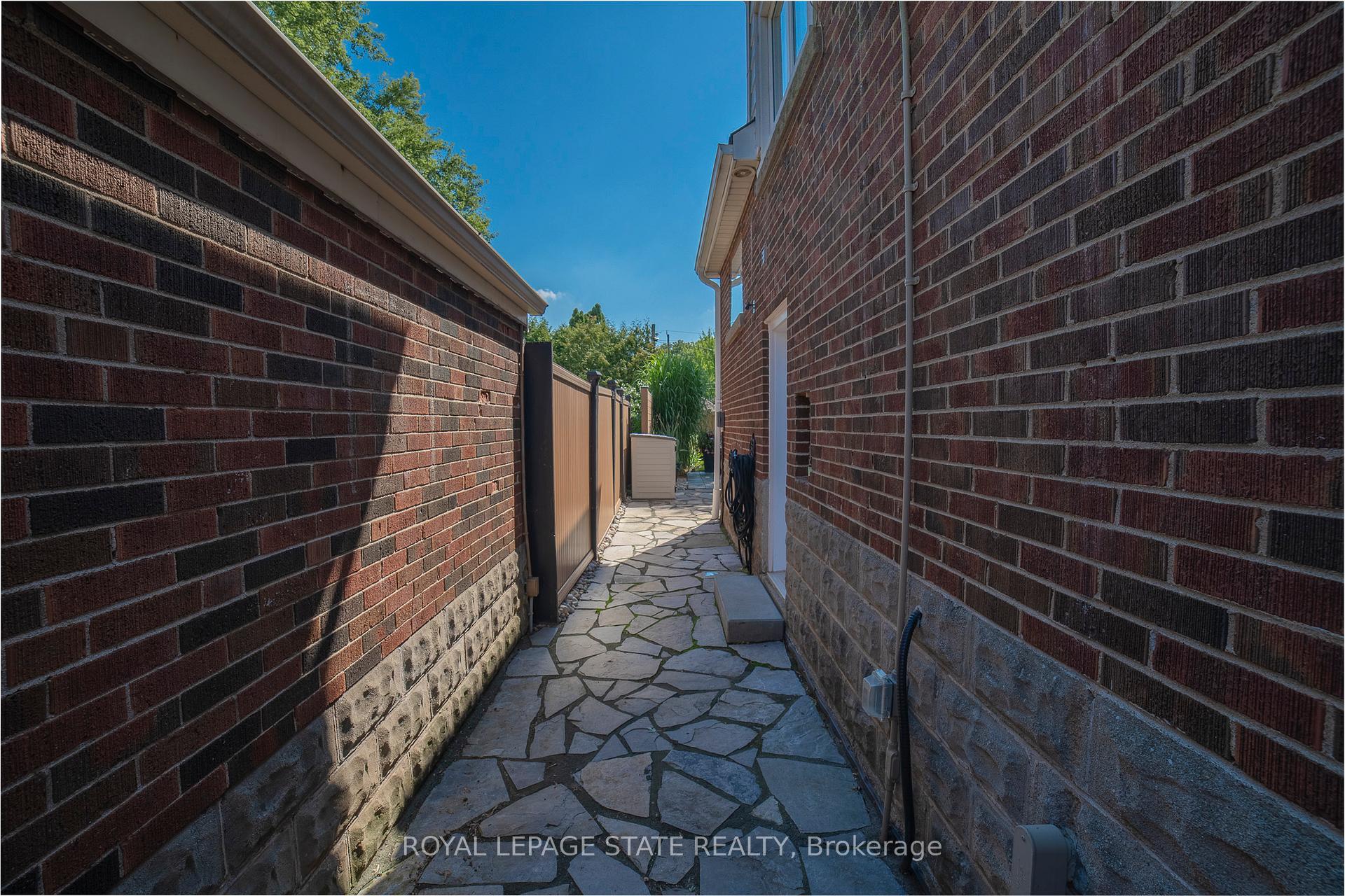 Photo 2 of 38 Kenmore Road, Hamilton, Westdale — HOMEH