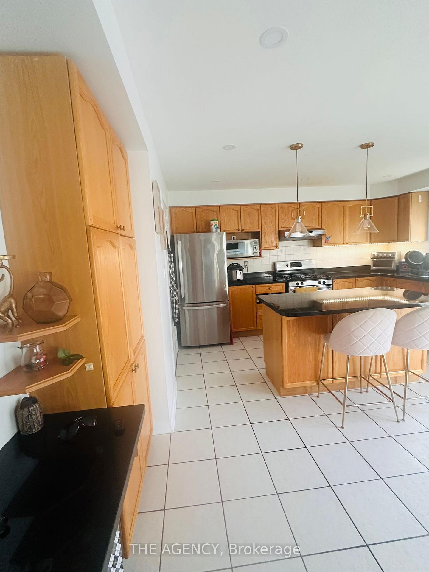 Photo 2 of 12 Robert Attersley Drive E, Whitby, Taunton North — HOMEH