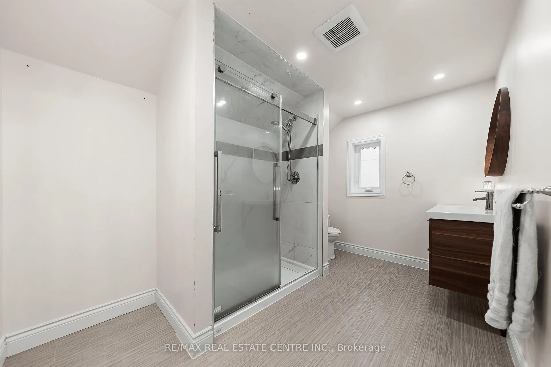 Photo 36 of 10 Speedvale Avenue W, Guelph, Exhibition Park — HOMEH