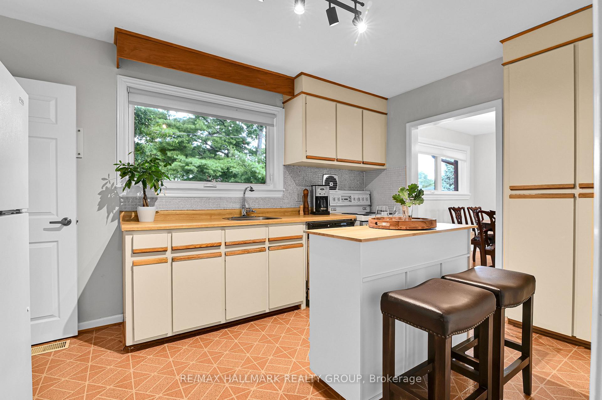 Photo 14 of 1256 Field Street, Ottawa, Bel Air Park — HOMEH