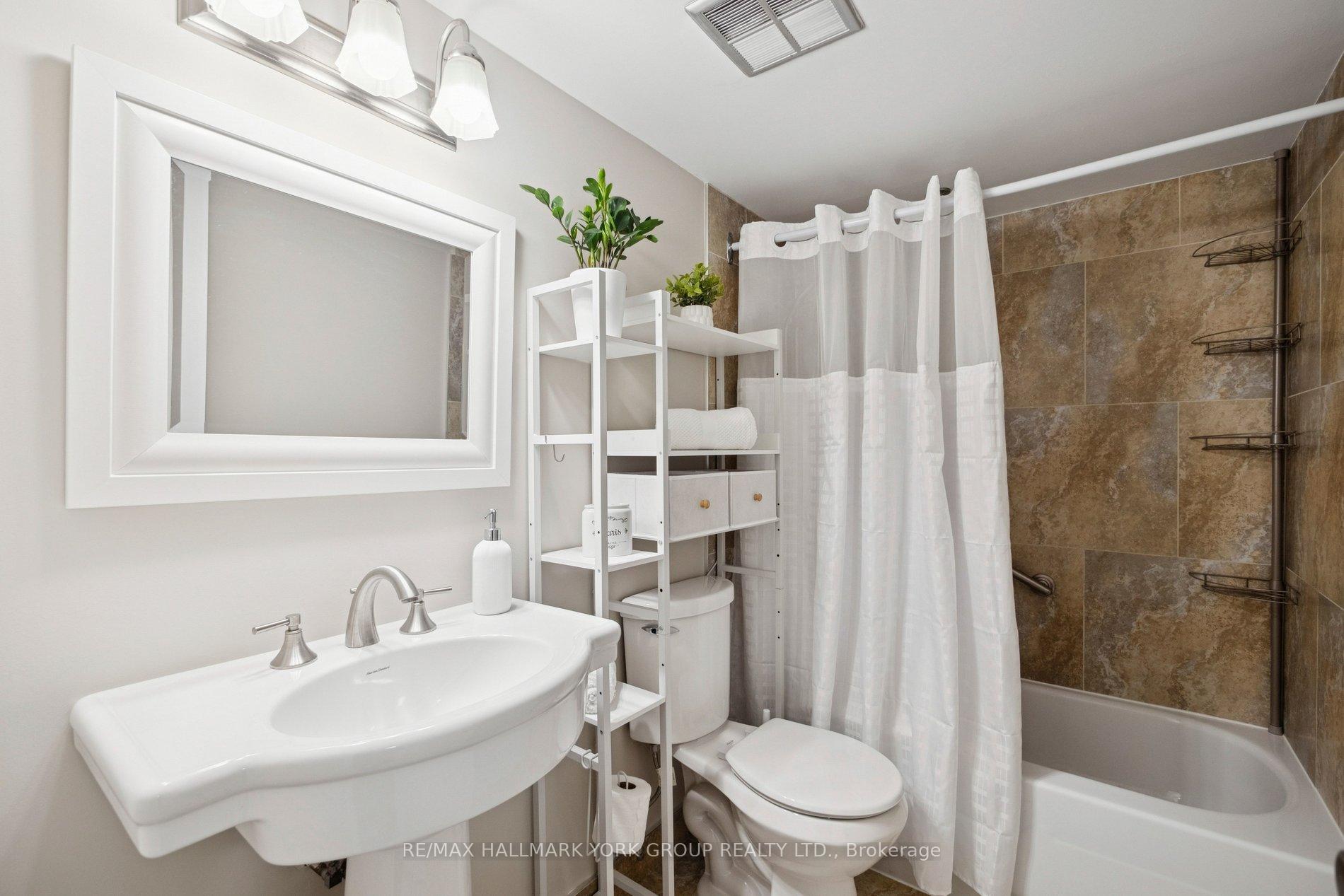 Photo 14 of Unit 810, 50 Inverlochy Boulevard, Markham, Royal Orchard — HOMEH