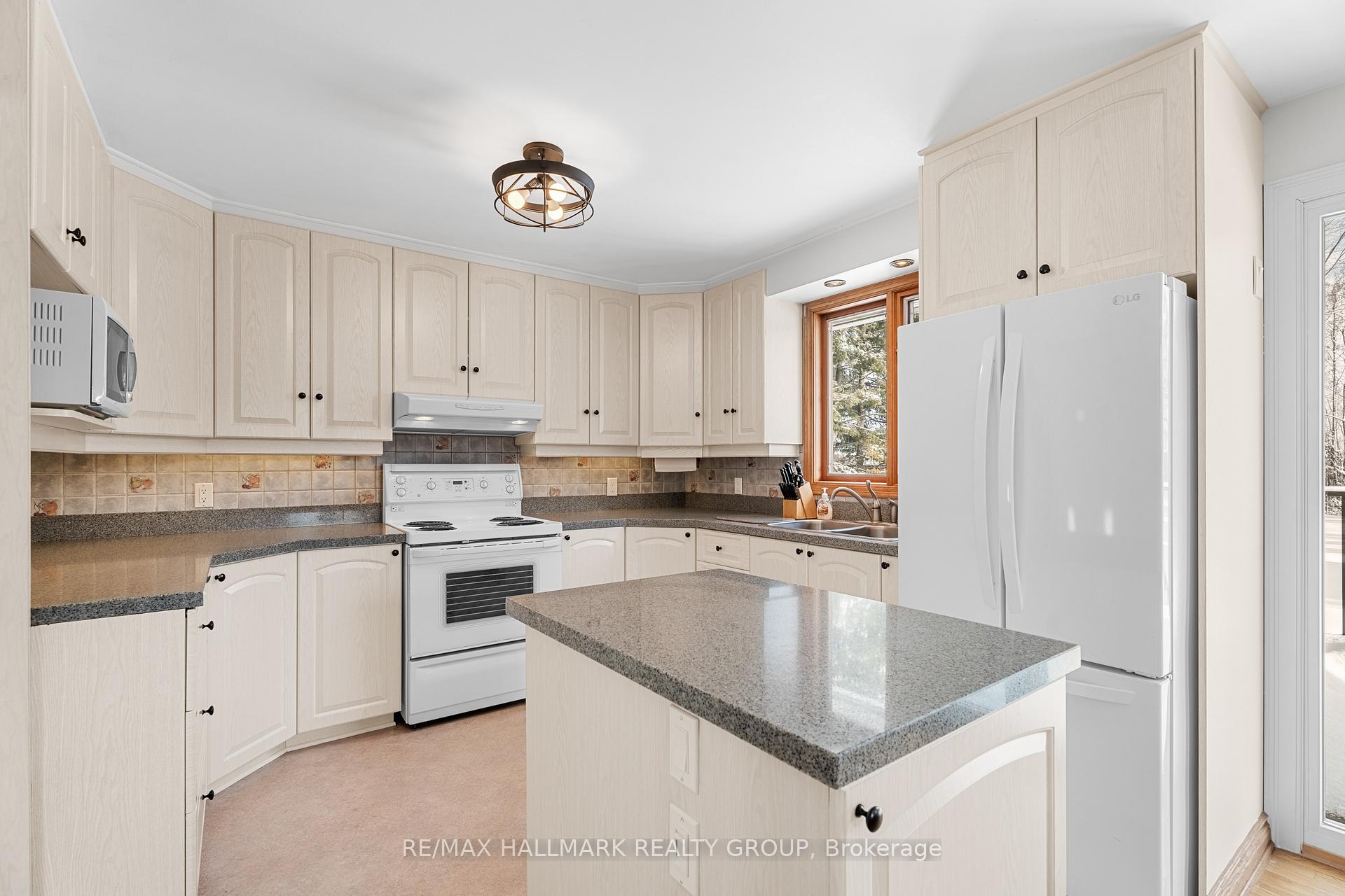Photo 9 of 841 River Road, Ottawa, Riverside South/Gloucester Glen — HOMEH