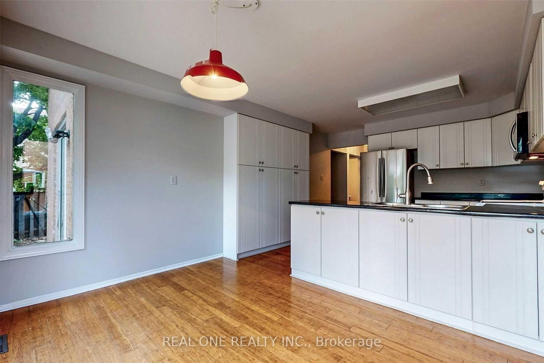 Photo 11 of 41 Meyer Circle, Markham, Markham Village — HOMEH