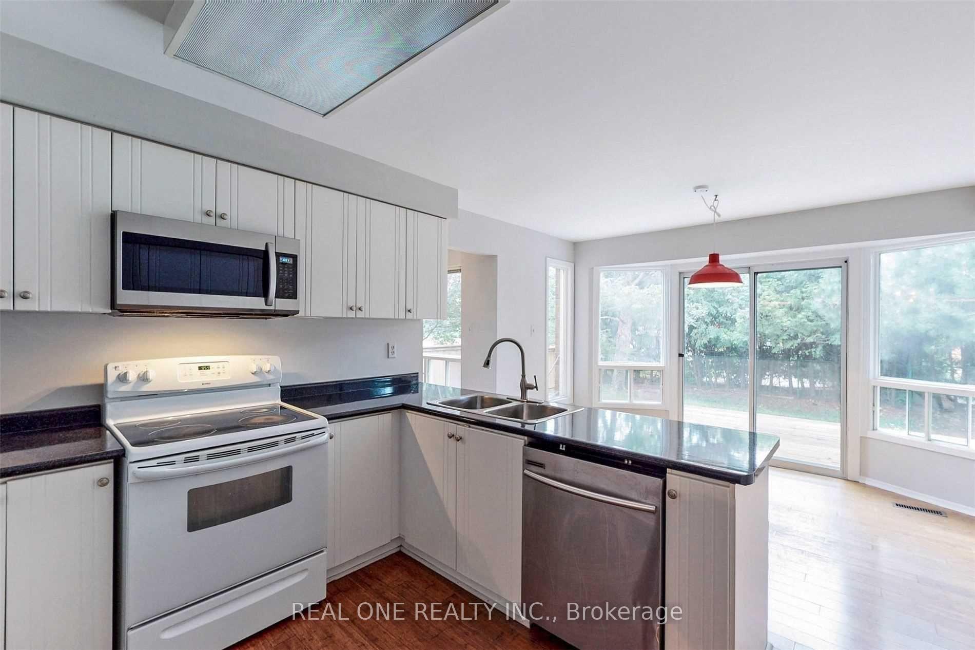 Photo 6 of 41 Meyer Circle, Markham, Markham Village — HOMEH