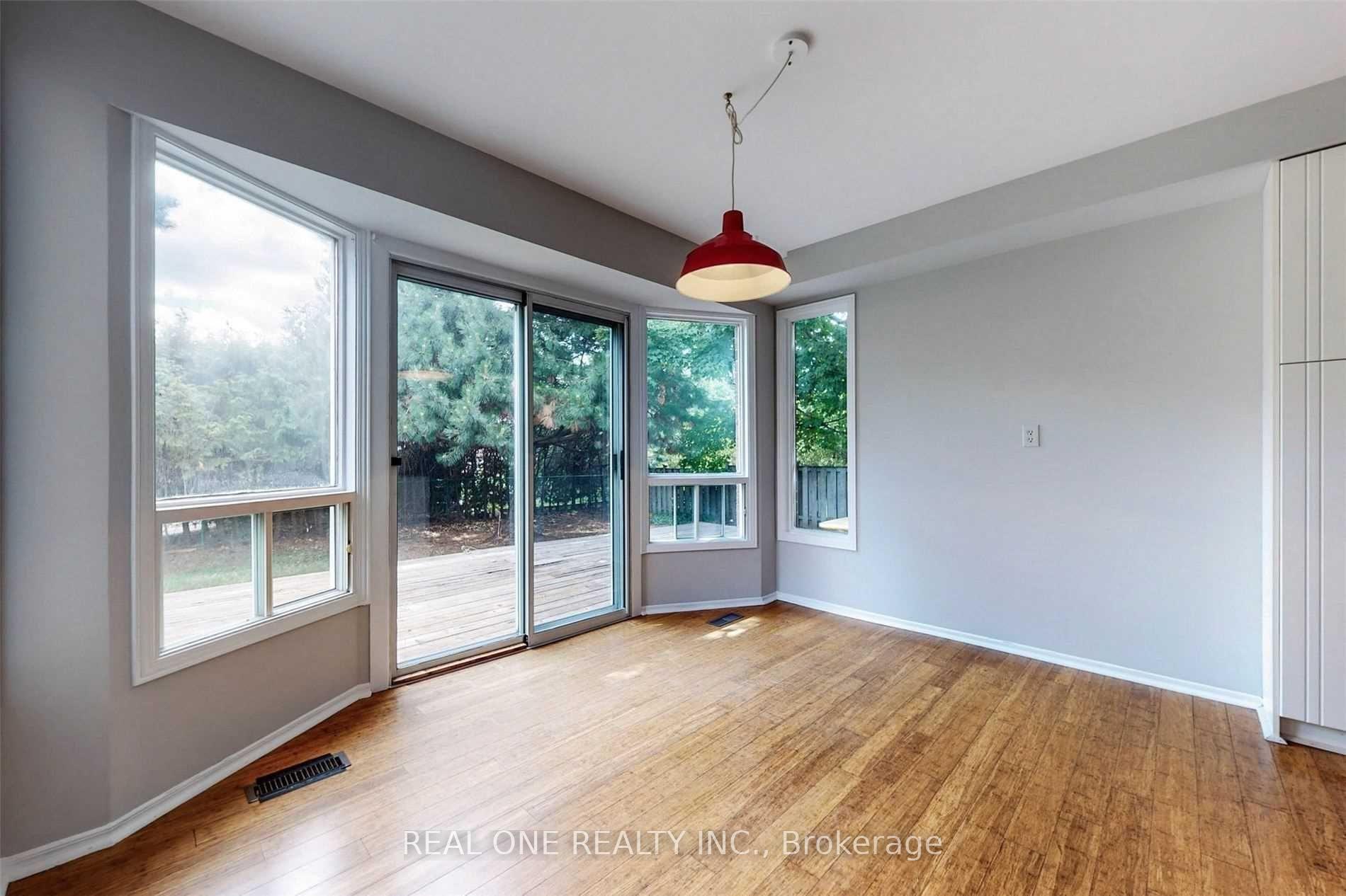 Photo 8 of 41 Meyer Circle, Markham, Markham Village — HOMEH