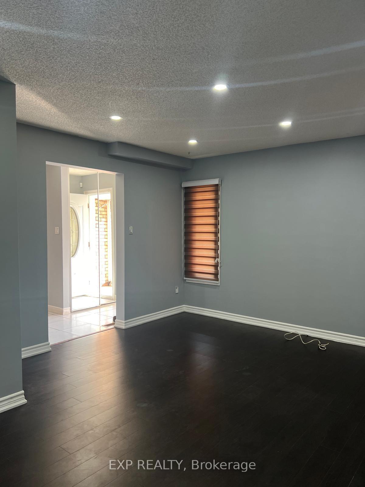 Photo 3 of 17 Calmist Crescent, Brampton, Fletcher's West — HOMEH