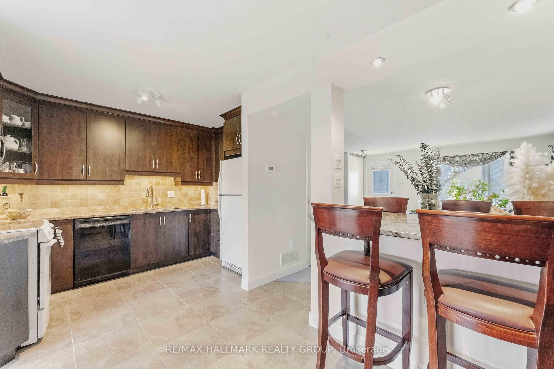 Photo 2 of Unit 32, 941 Cookshire Crescent, Ottawa, Fallingbrook/Ridgemount — HOMEH