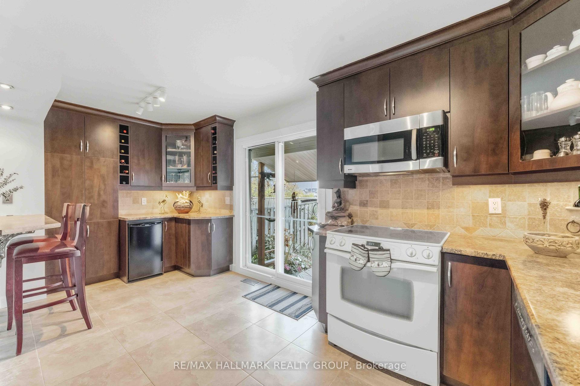 Photo 3 of Unit 32, 941 Cookshire Crescent, Ottawa, Fallingbrook/Ridgemount — HOMEH