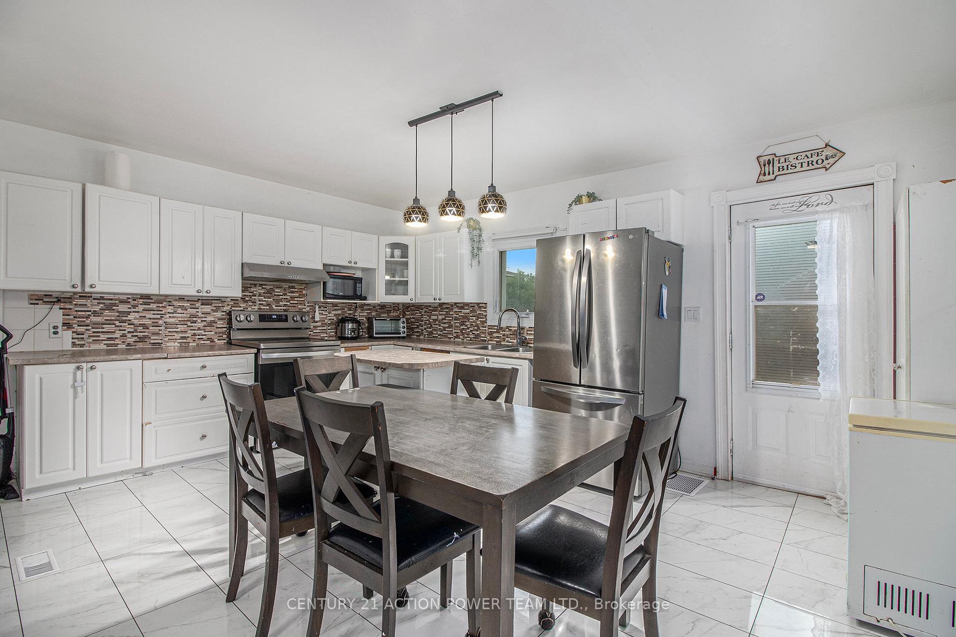 Photo 3 of 18 George Street S, North Stormont, North Stormont (Finch) Twp — HOMEH