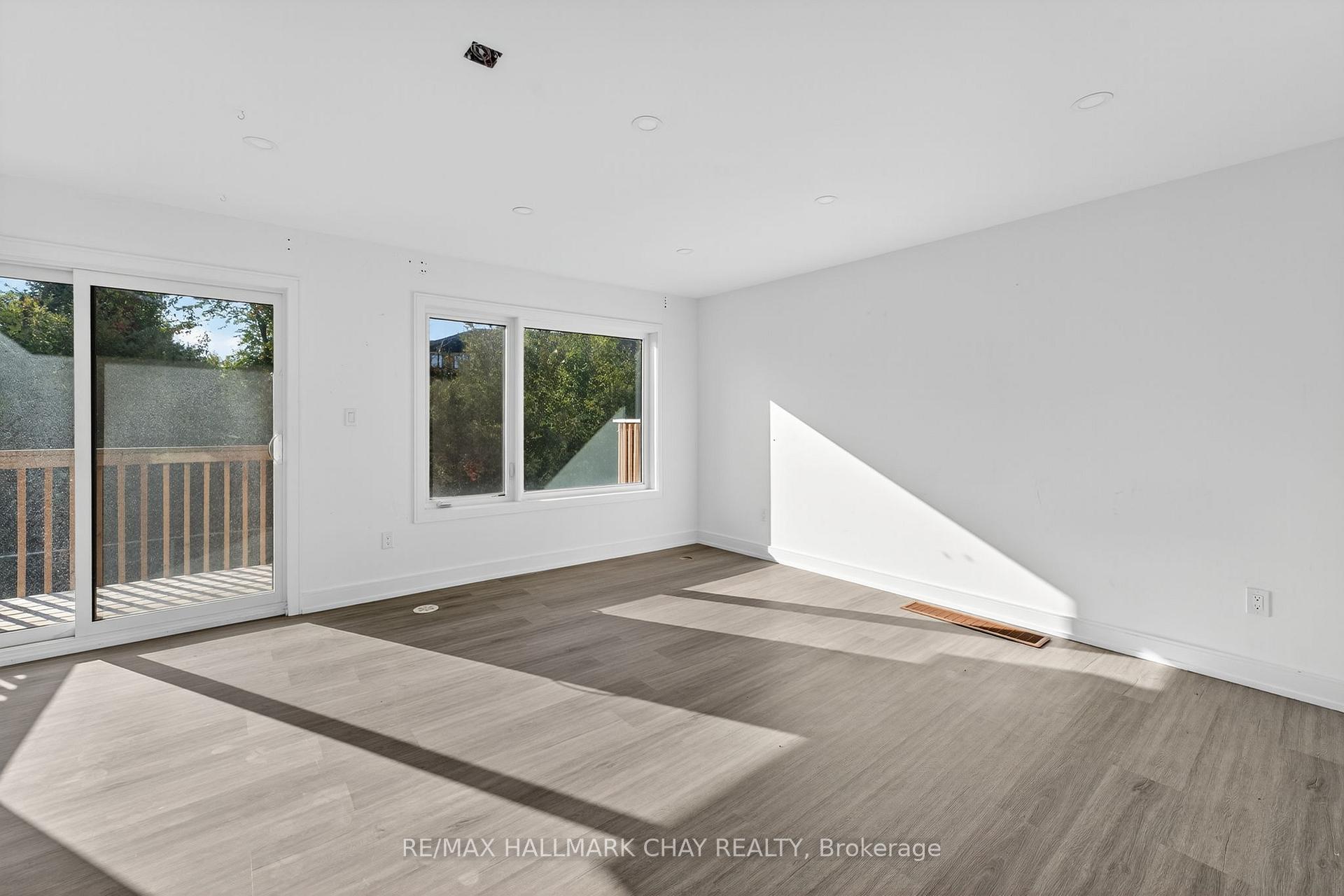 Photo 2 of 22 Blue Forest Crescent, Barrie, Innis-Shore — HOMEH