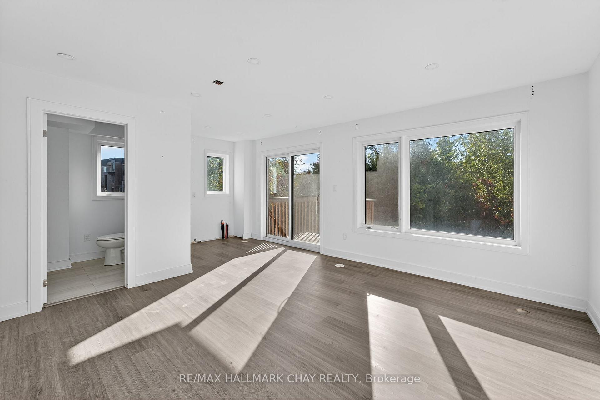 Photo 10 of 22 Blue Forest Crescent, Barrie, Innis-Shore — HOMEH