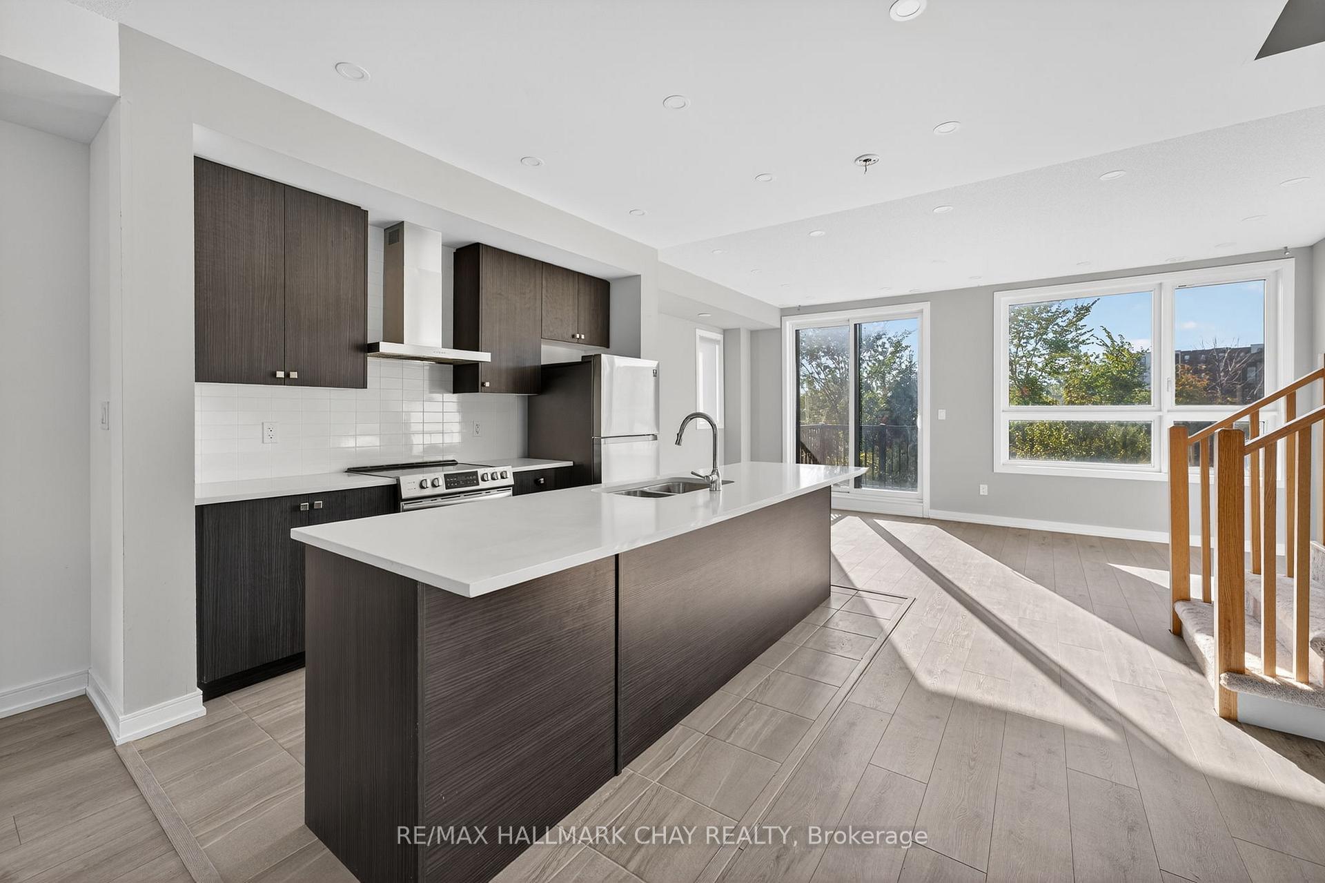 Photo 3 of 22 Blue Forest Crescent, Barrie, Innis-Shore — HOMEH