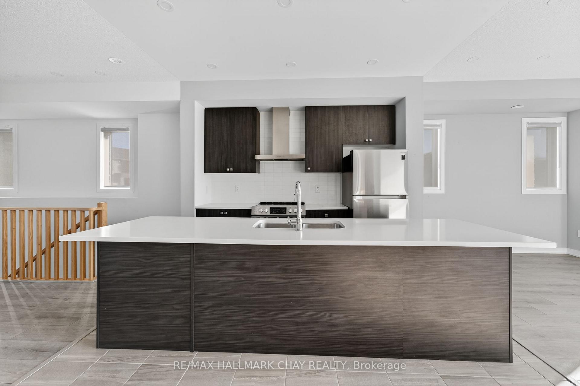Photo 4 of 22 Blue Forest Crescent, Barrie, Innis-Shore — HOMEH