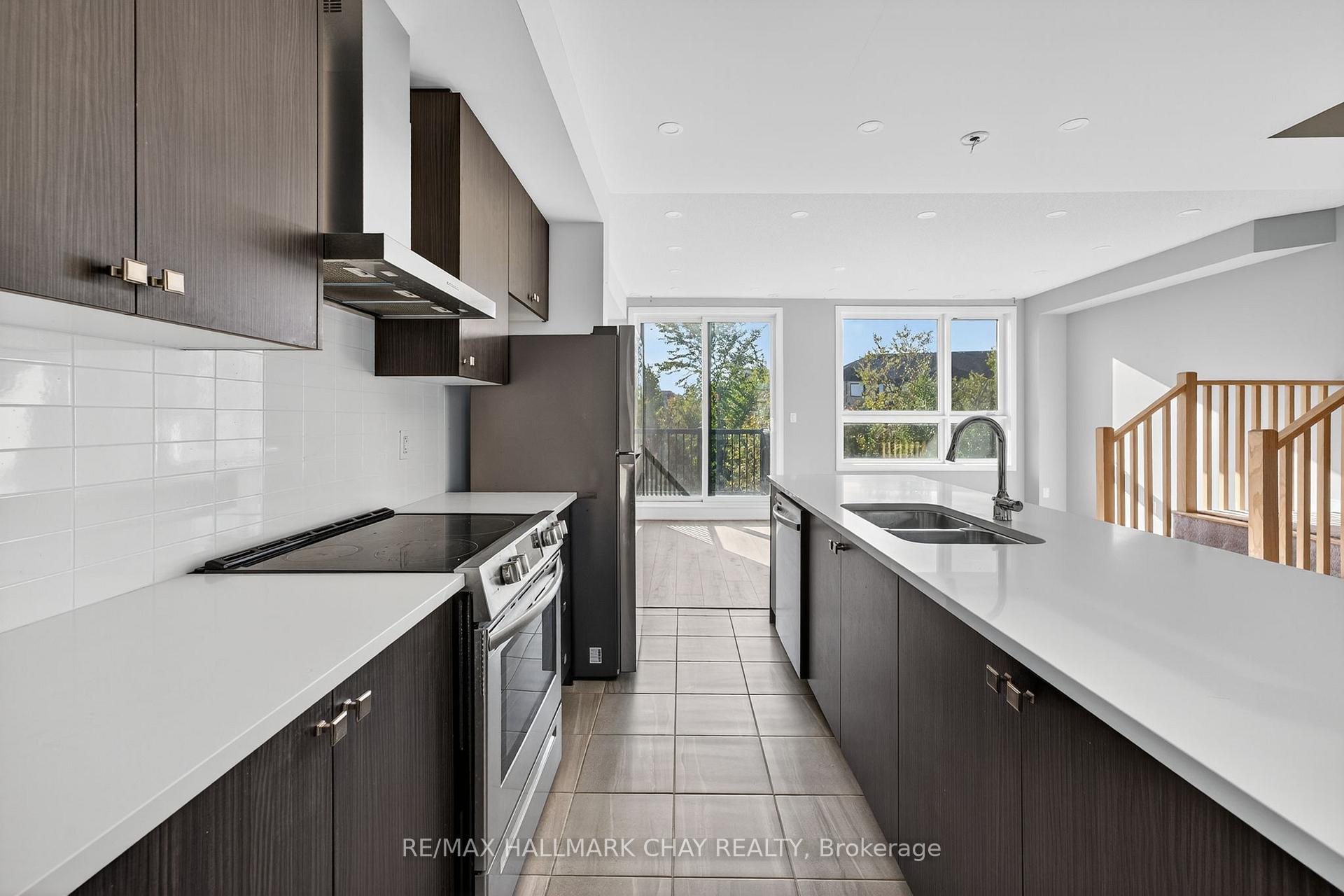 Photo 12 of 22 Blue Forest Crescent, Barrie, Innis-Shore — HOMEH
