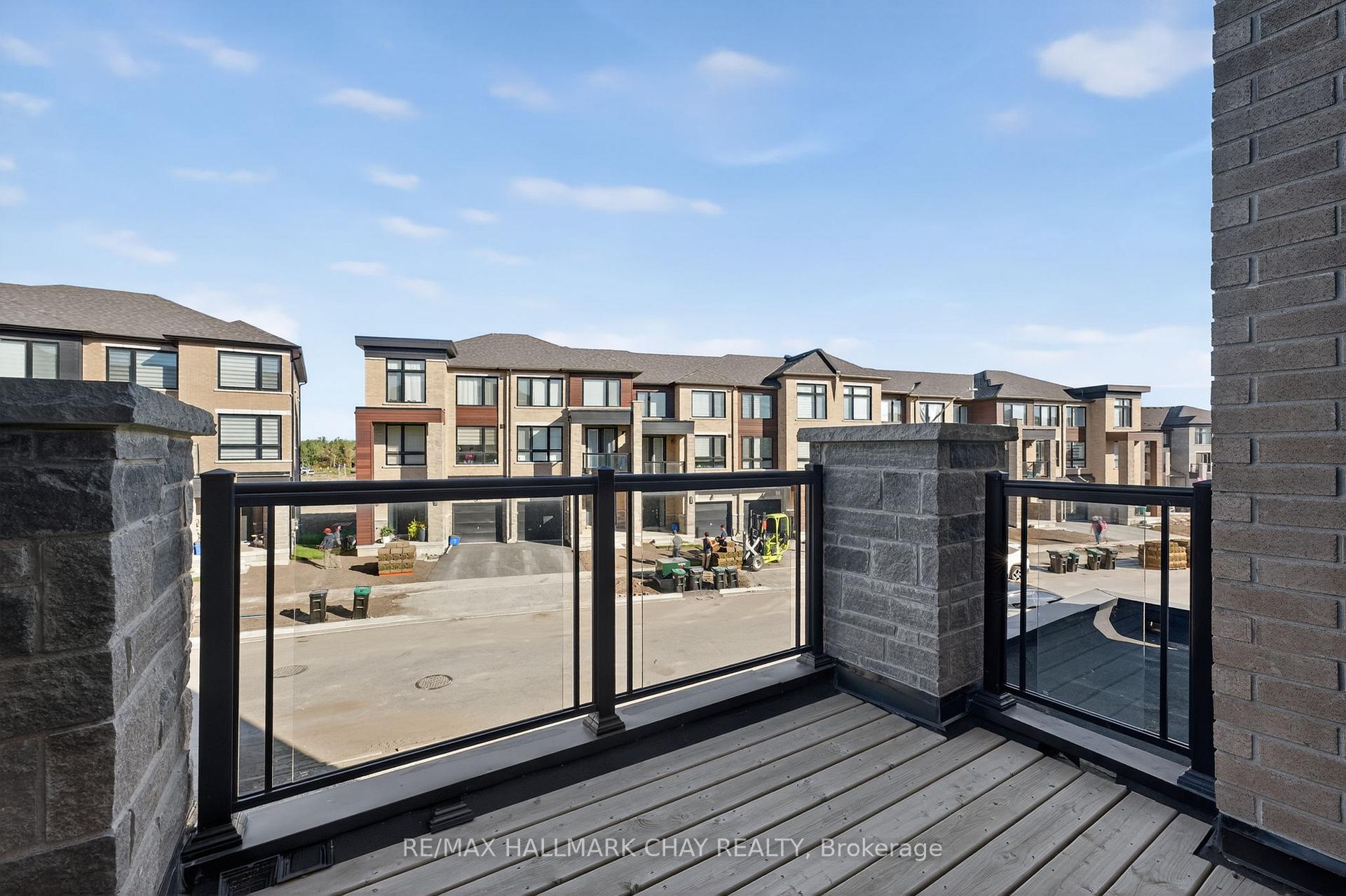 Photo 14 of 22 Blue Forest Crescent, Barrie, Innis-Shore — HOMEH