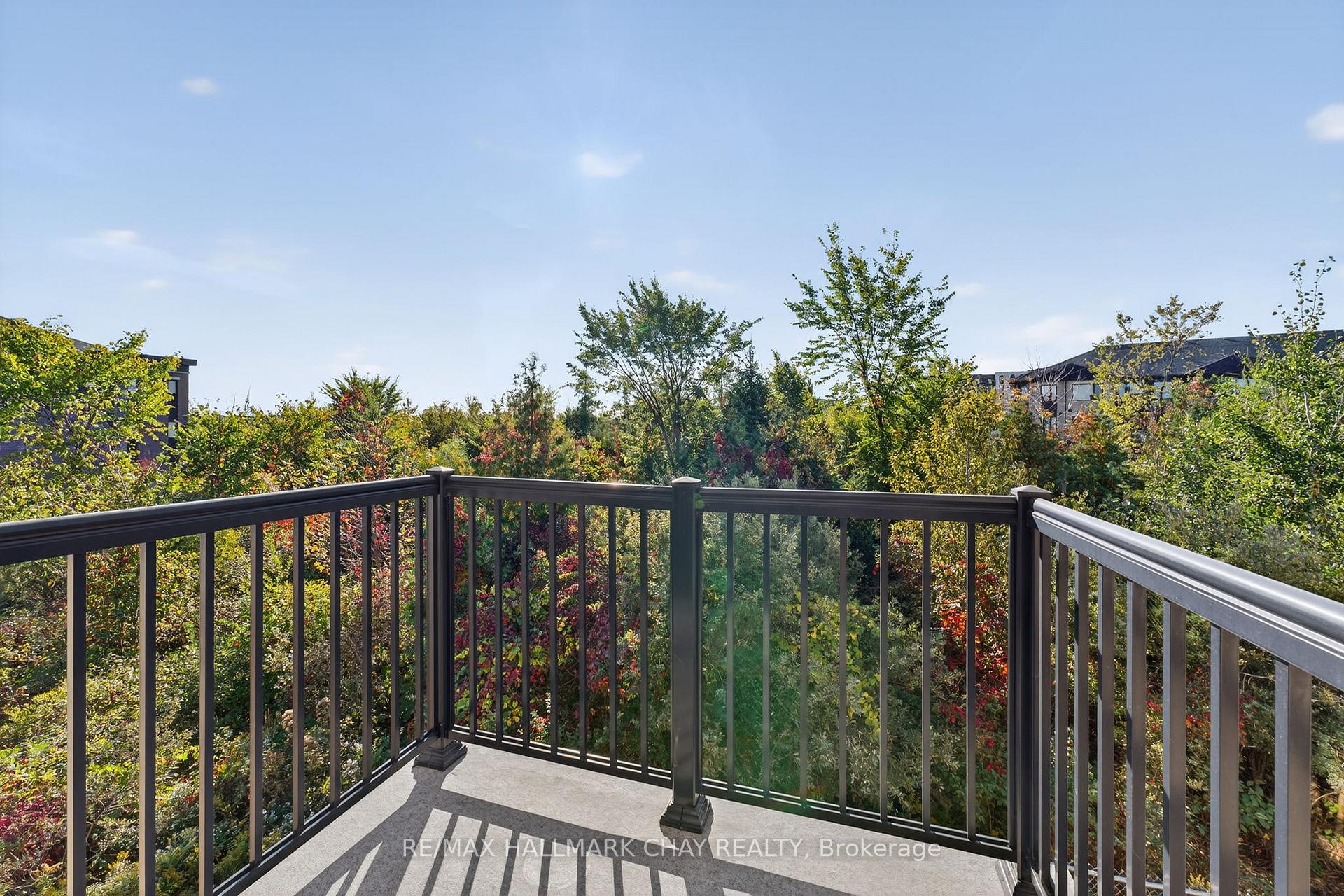 Photo 15 of 22 Blue Forest Crescent, Barrie, Innis-Shore — HOMEH