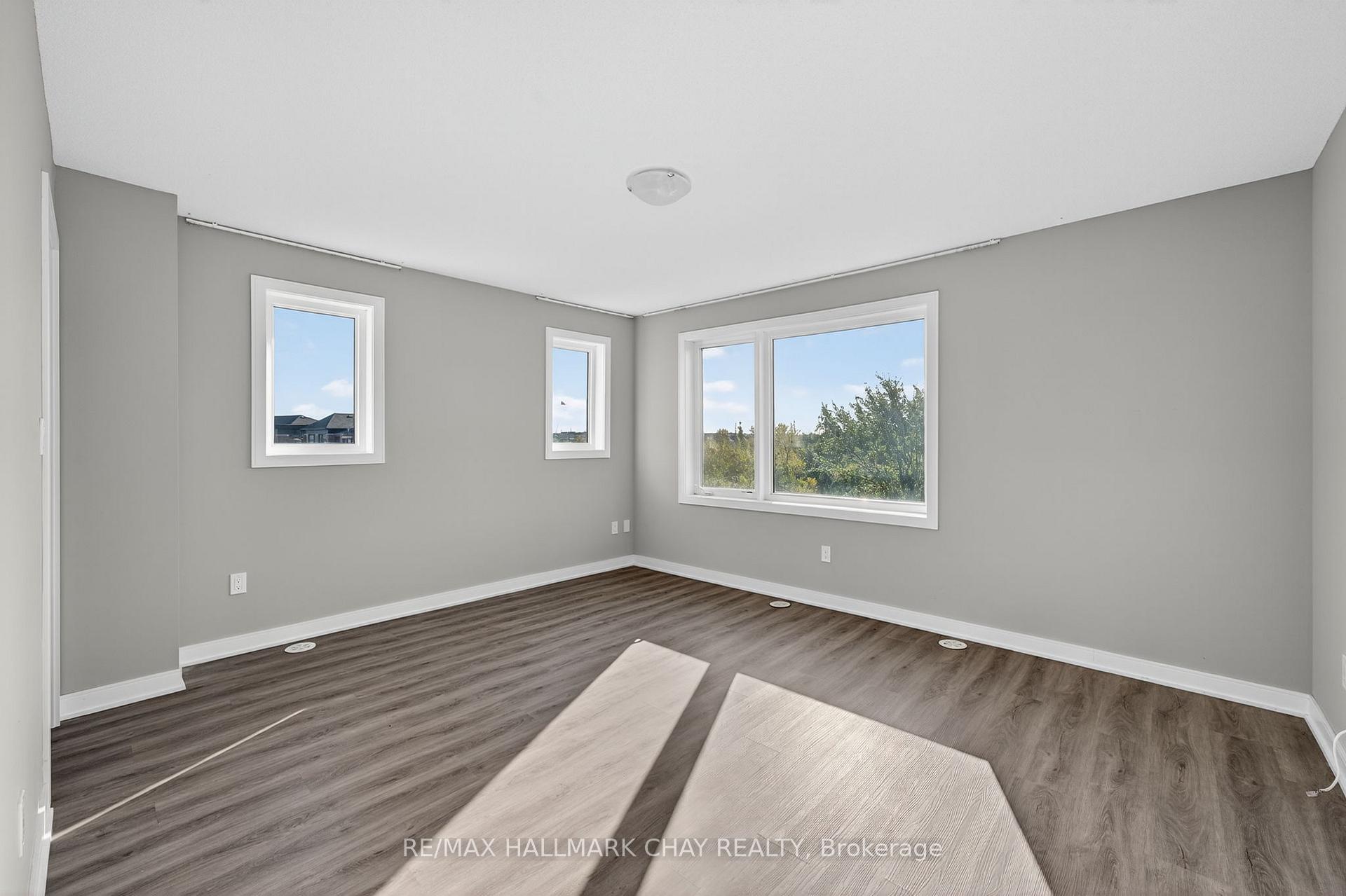 Photo 17 of 22 Blue Forest Crescent, Barrie, Innis-Shore — HOMEH