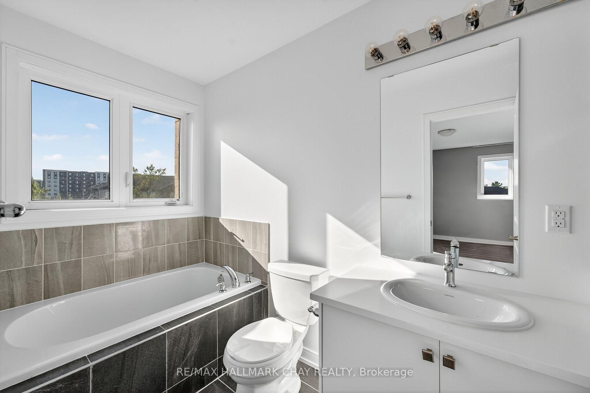 Photo 24 of 22 Blue Forest Crescent, Barrie, Innis-Shore — HOMEH