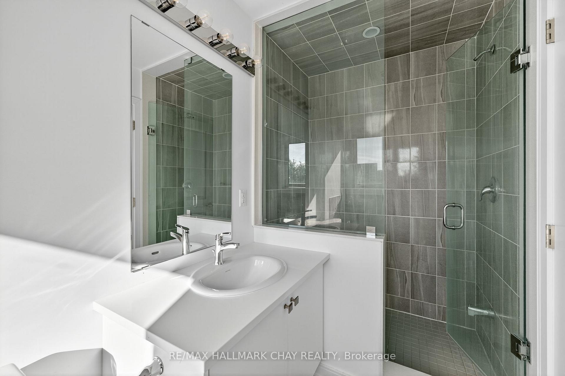 Photo 11 of 22 Blue Forest Crescent, Barrie, Innis-Shore — HOMEH