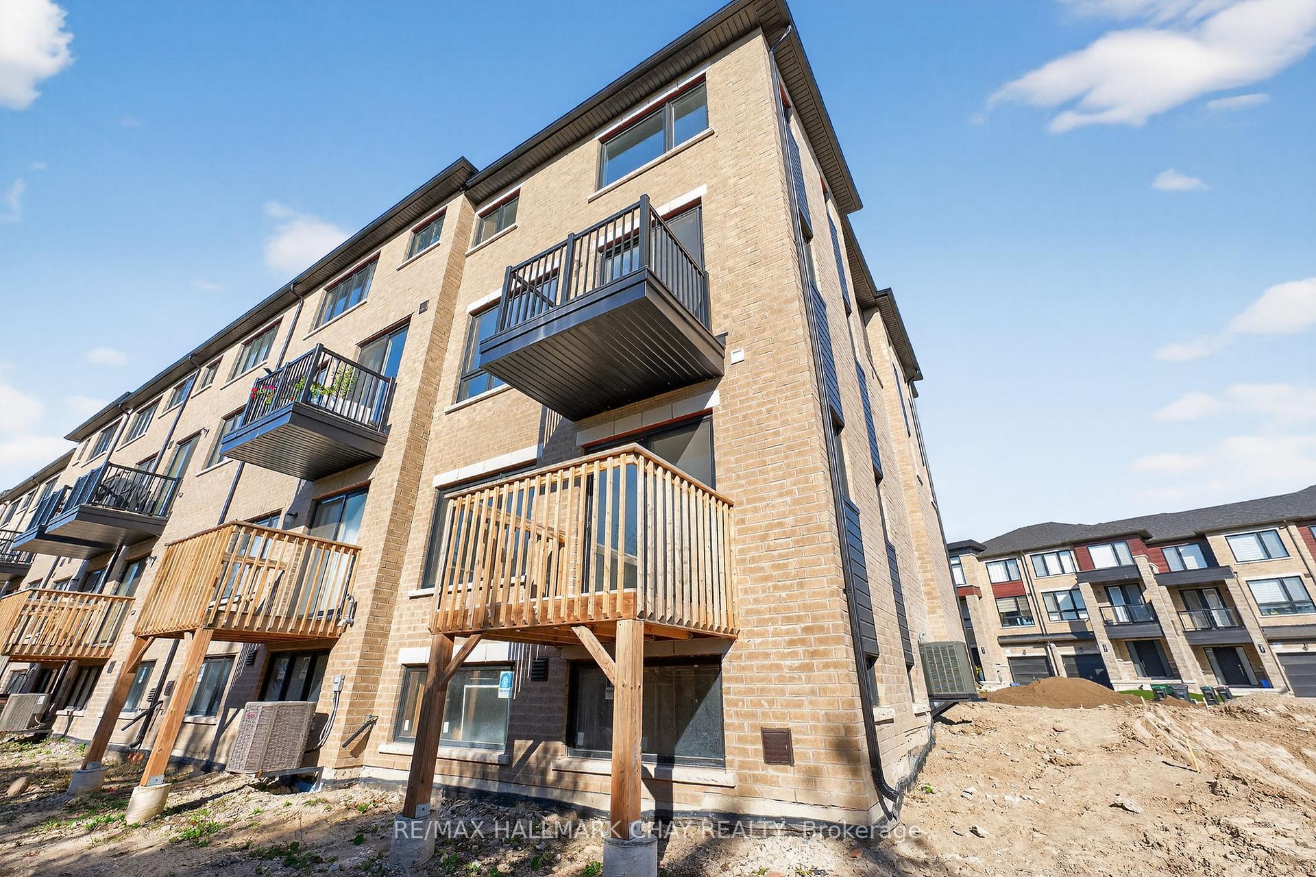 Photo 21 of 22 Blue Forest Crescent, Barrie, Innis-Shore — HOMEH