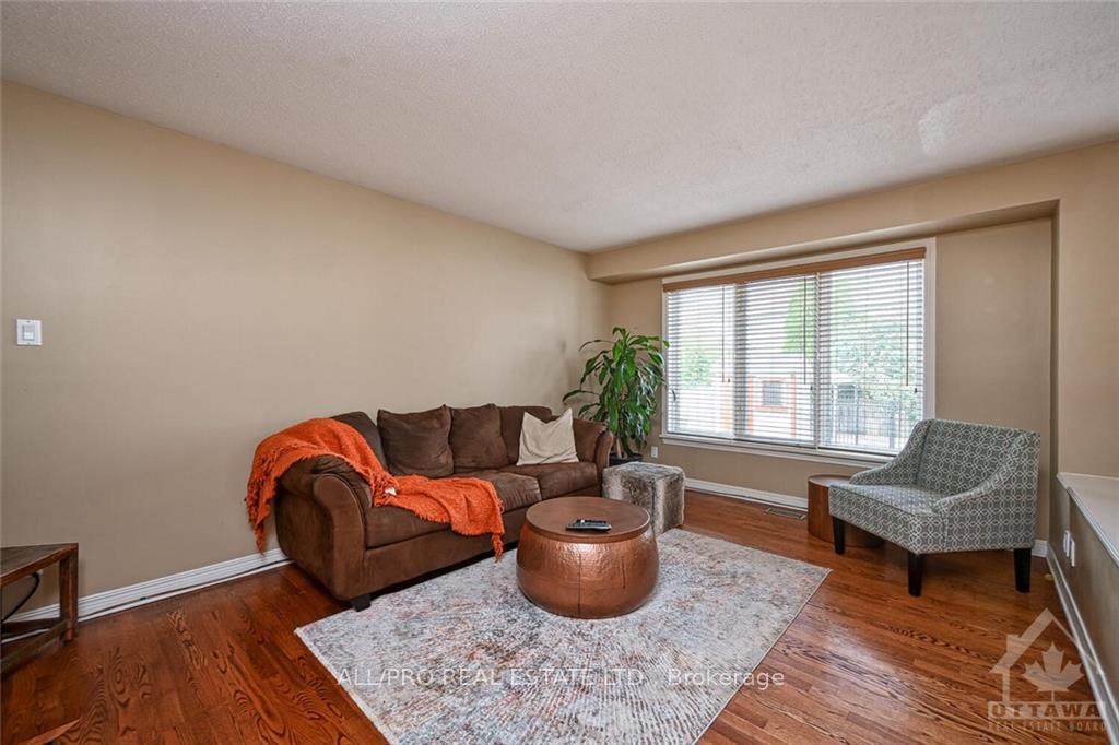 Photo 4 of 4318 Totem Drive, Ottawa, Riverside South/Gloucester Glen — HOMEH