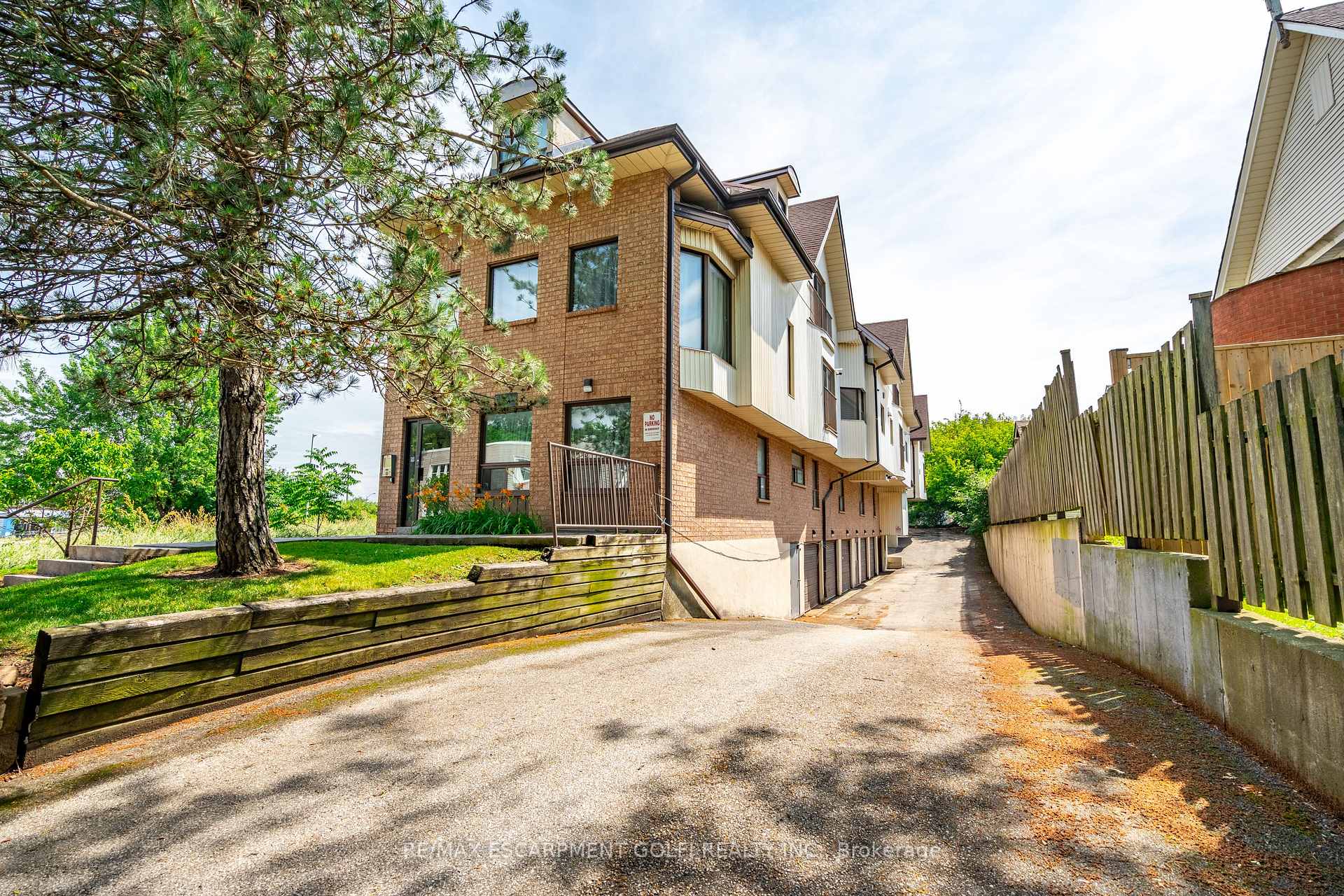 Photo 11 of Unit 101, 4872 Valley Way, Niagara Falls, Cherrywood — HOMEH
