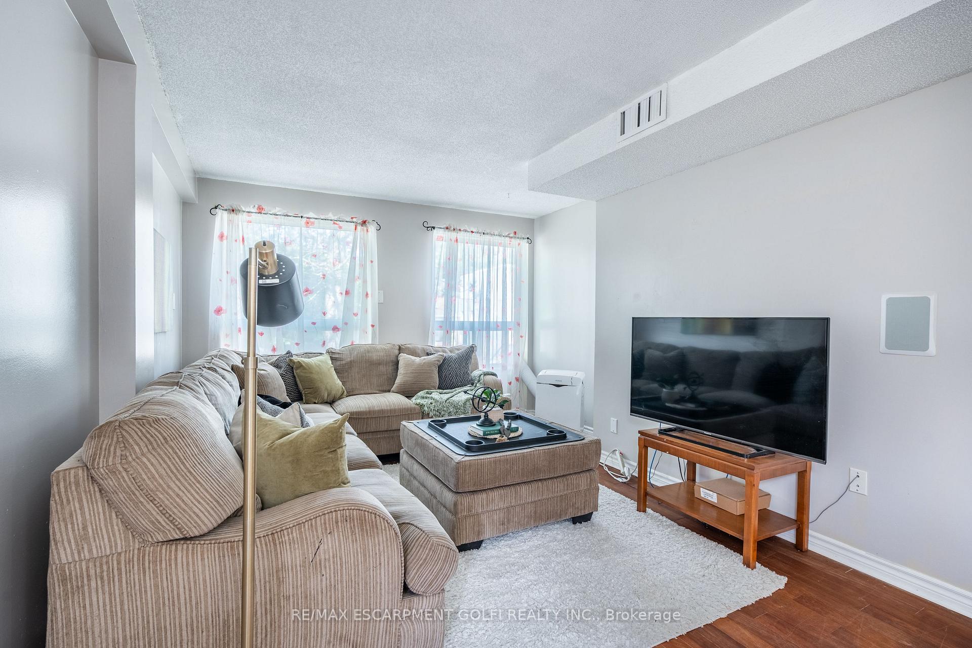 Photo 6 of Unit 101, 4872 Valley Way, Niagara Falls, Cherrywood — HOMEH