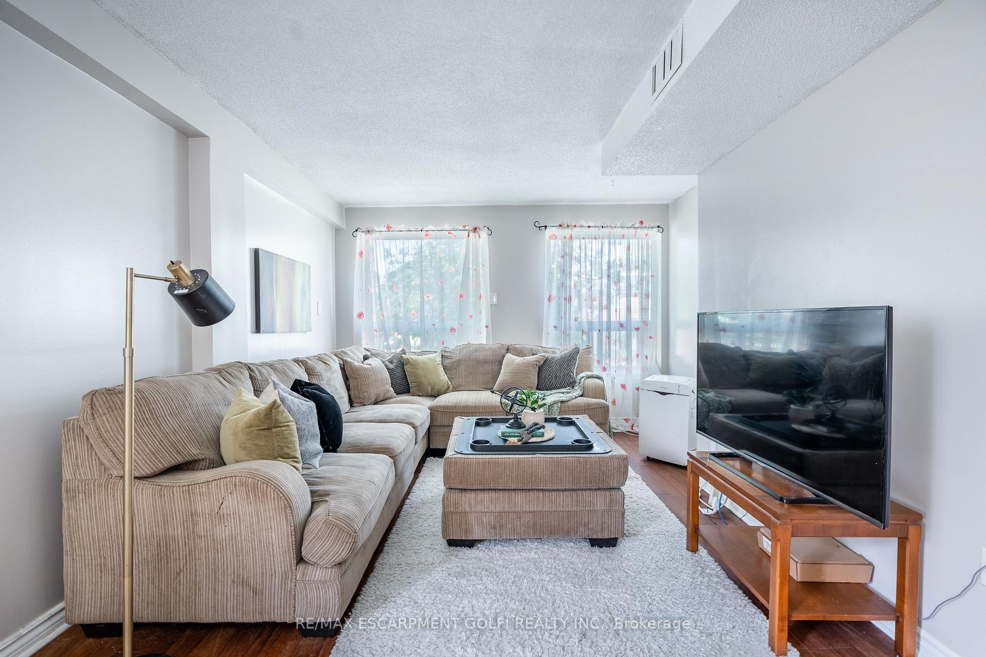 Photo 3 of Unit 101, 4872 Valley Way, Niagara Falls, Cherrywood — HOMEH