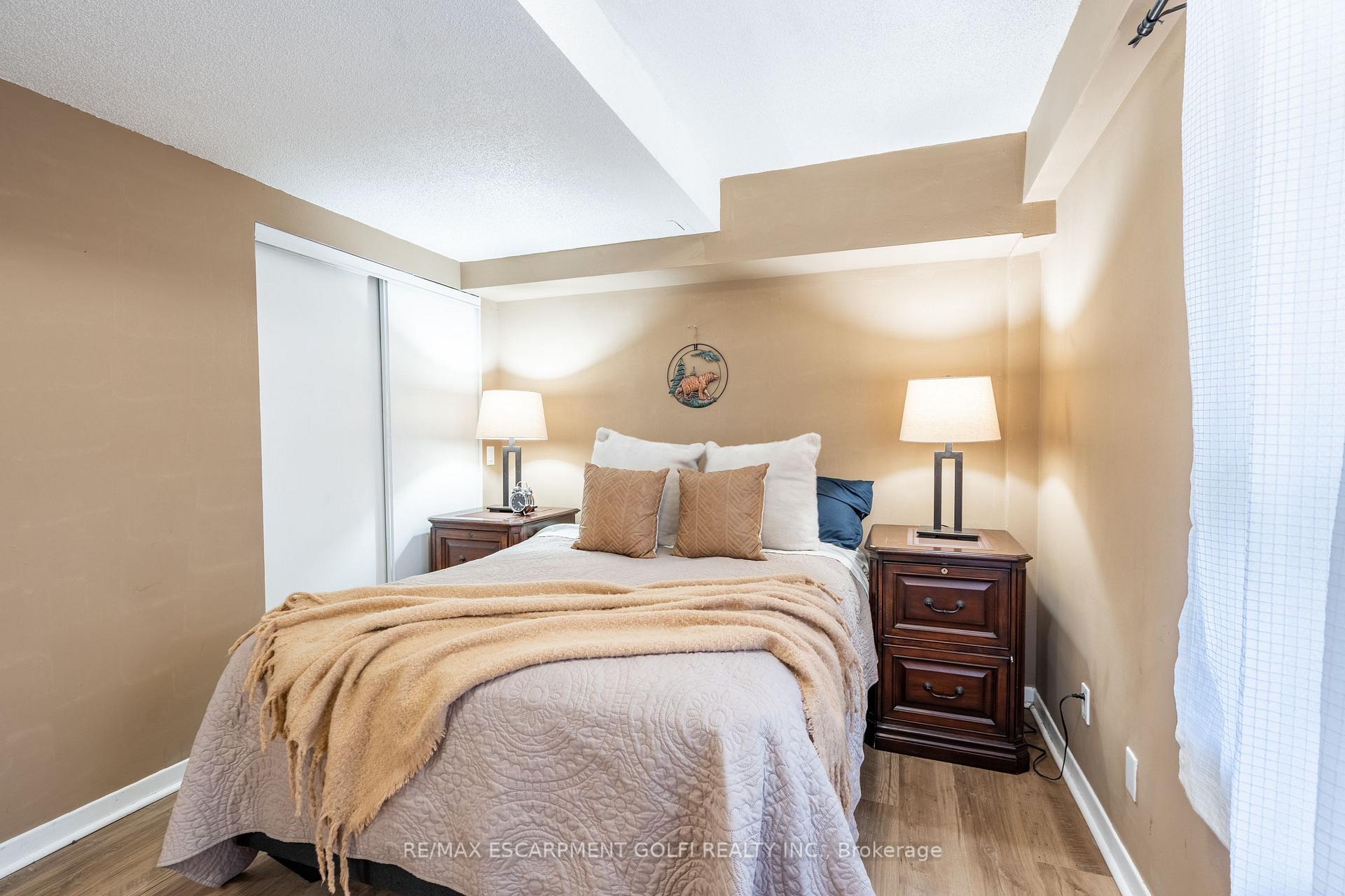 Photo 10 of Unit 101, 4872 Valley Way, Niagara Falls, Cherrywood — HOMEH