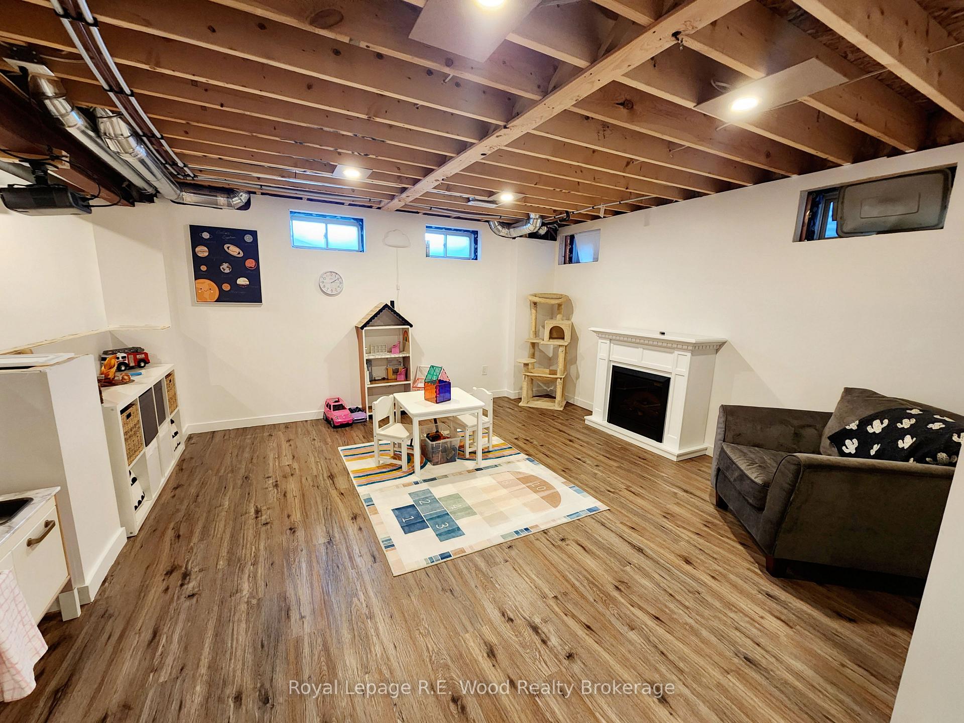Photo 3 of 93 Cactus Crescent, Hamilton, Stoney Creek Mountain — HOMEH
