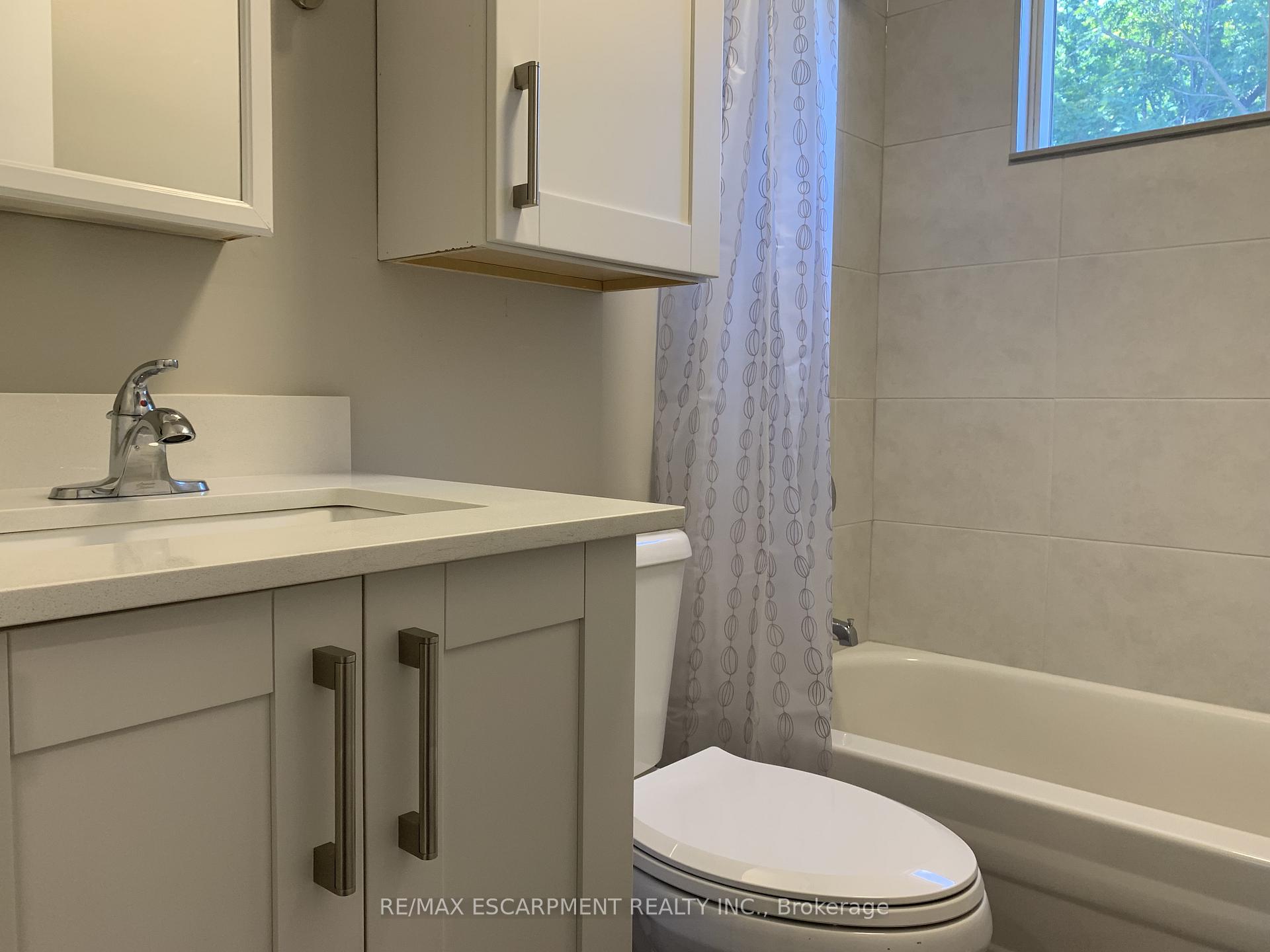 Photo 2 of Unit 3, 40 Mountain Avenue, Hamilton, Stoney Creek — HOMEH