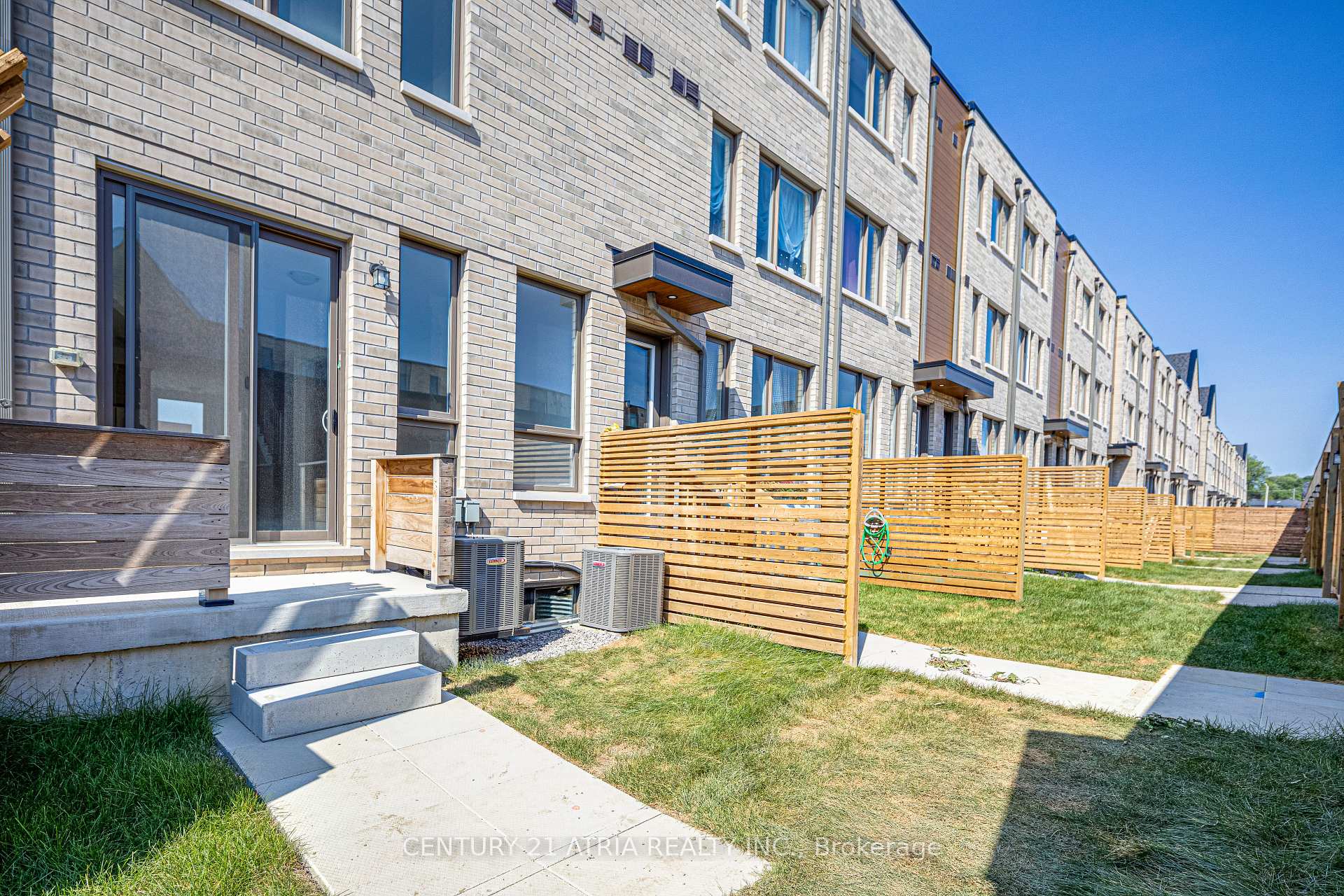 Photo 37 of 55 Hooyo Terrace, Toronto, Englemount-Lawrence — HOMEH