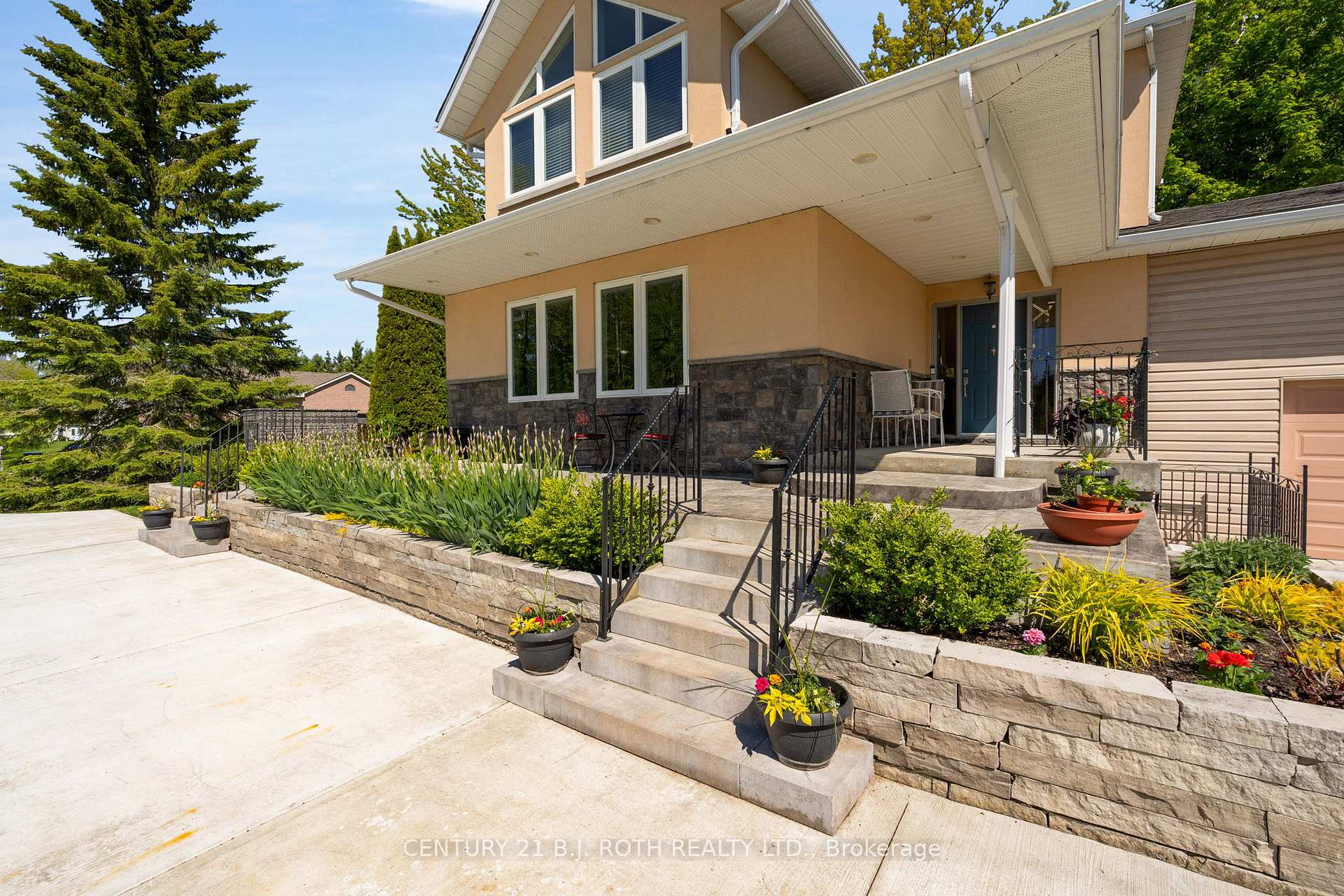 Photo 2 of 3809 East Street, Innisfil, Rural Innisfil — HOMEH