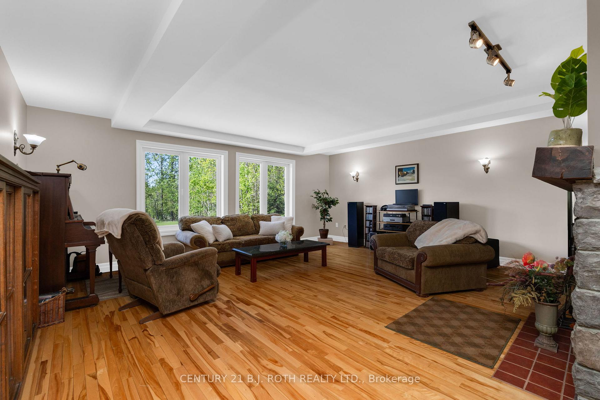 Photo 8 of 3809 East Street, Innisfil, Rural Innisfil — HOMEH
