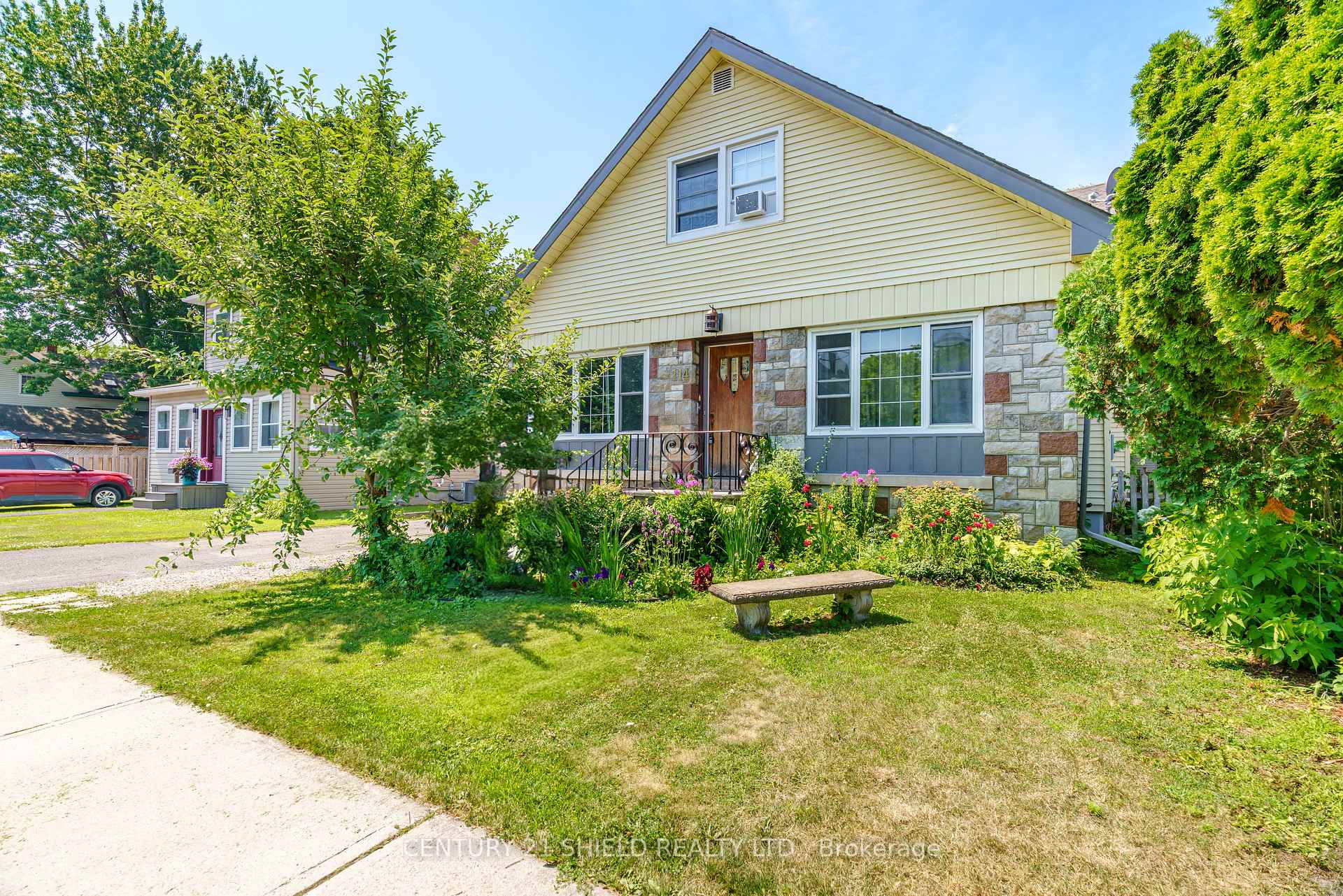 Front of 114 Gloucester Street N