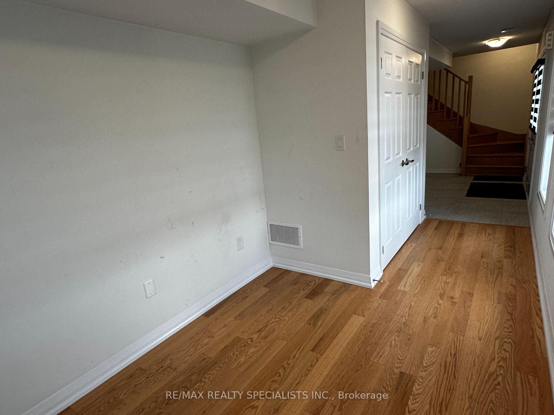 Photo 11 of 2 Norwich Crescent, Haldimand — HOMEH