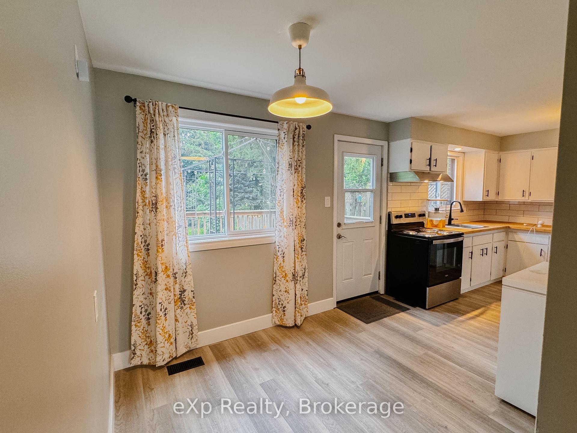 Photo 2 of 24 Windermere Court, Guelph, Riverside Park — HOMEH