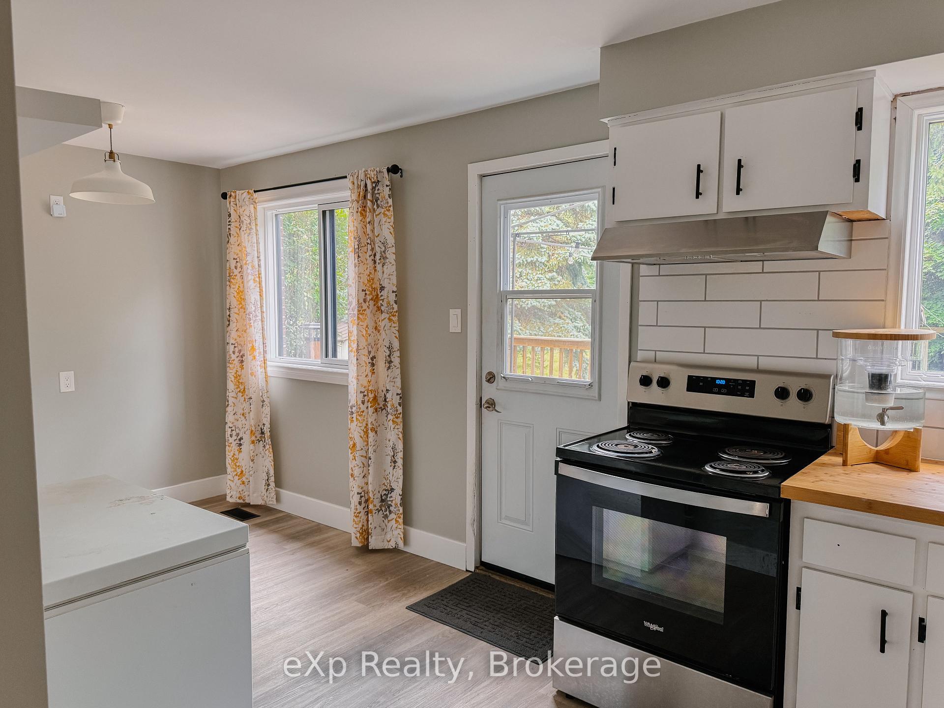 Photo 3 of 24 Windermere Court, Guelph, Riverside Park — HOMEH