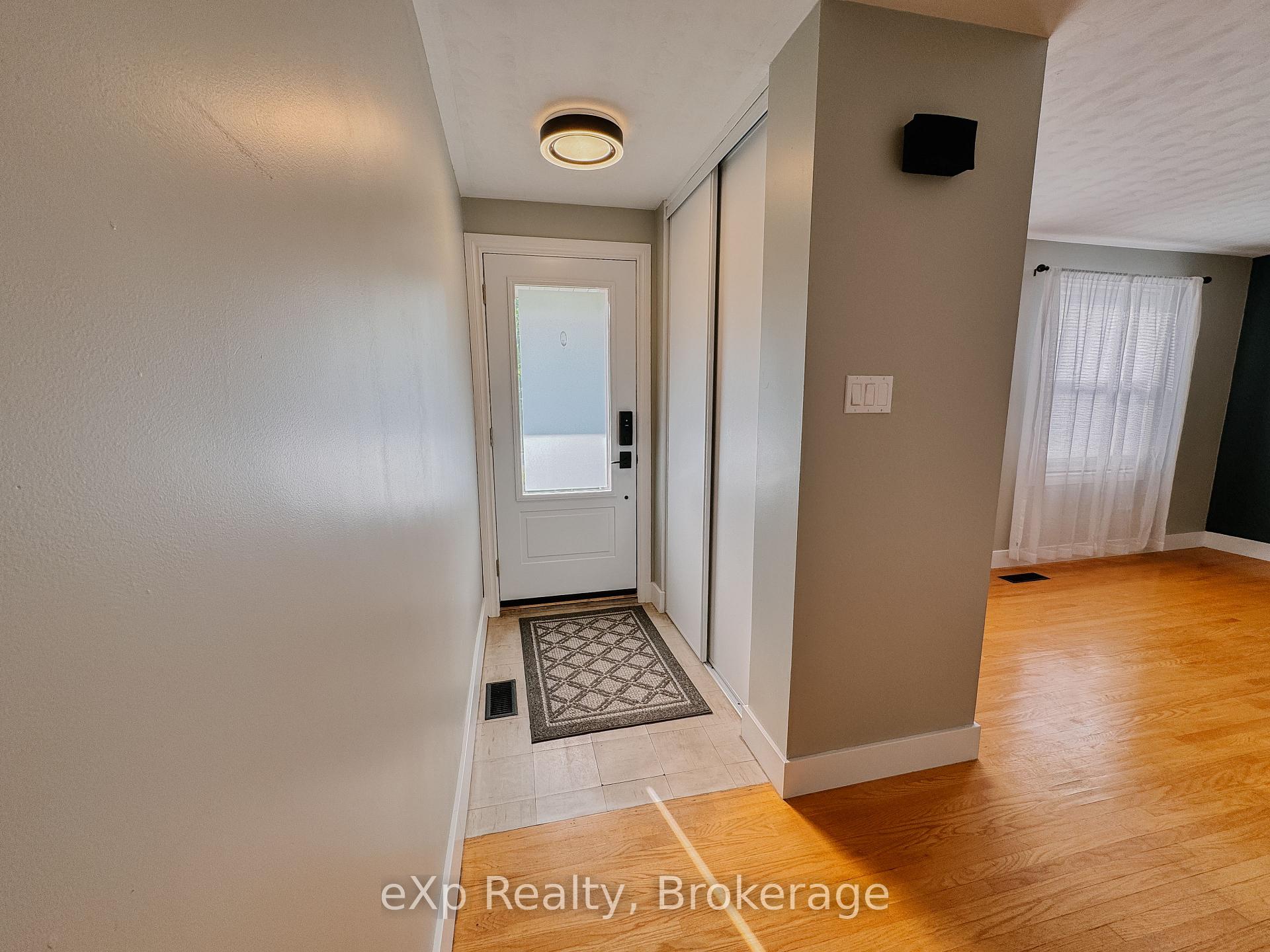 Photo 8 of 24 Windermere Court, Guelph, Riverside Park — HOMEH