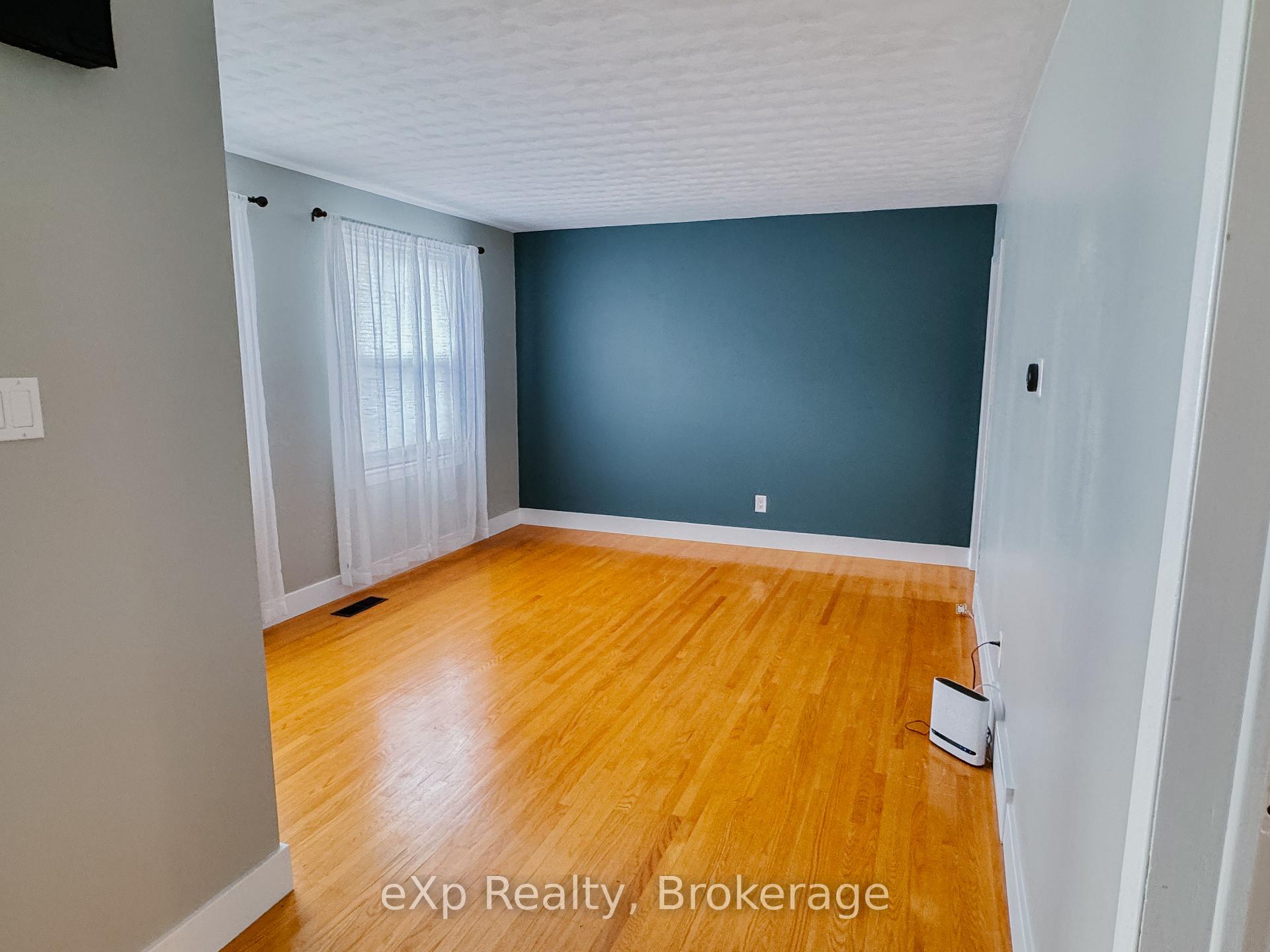 Photo 10 of 24 Windermere Court, Guelph, Riverside Park — HOMEH