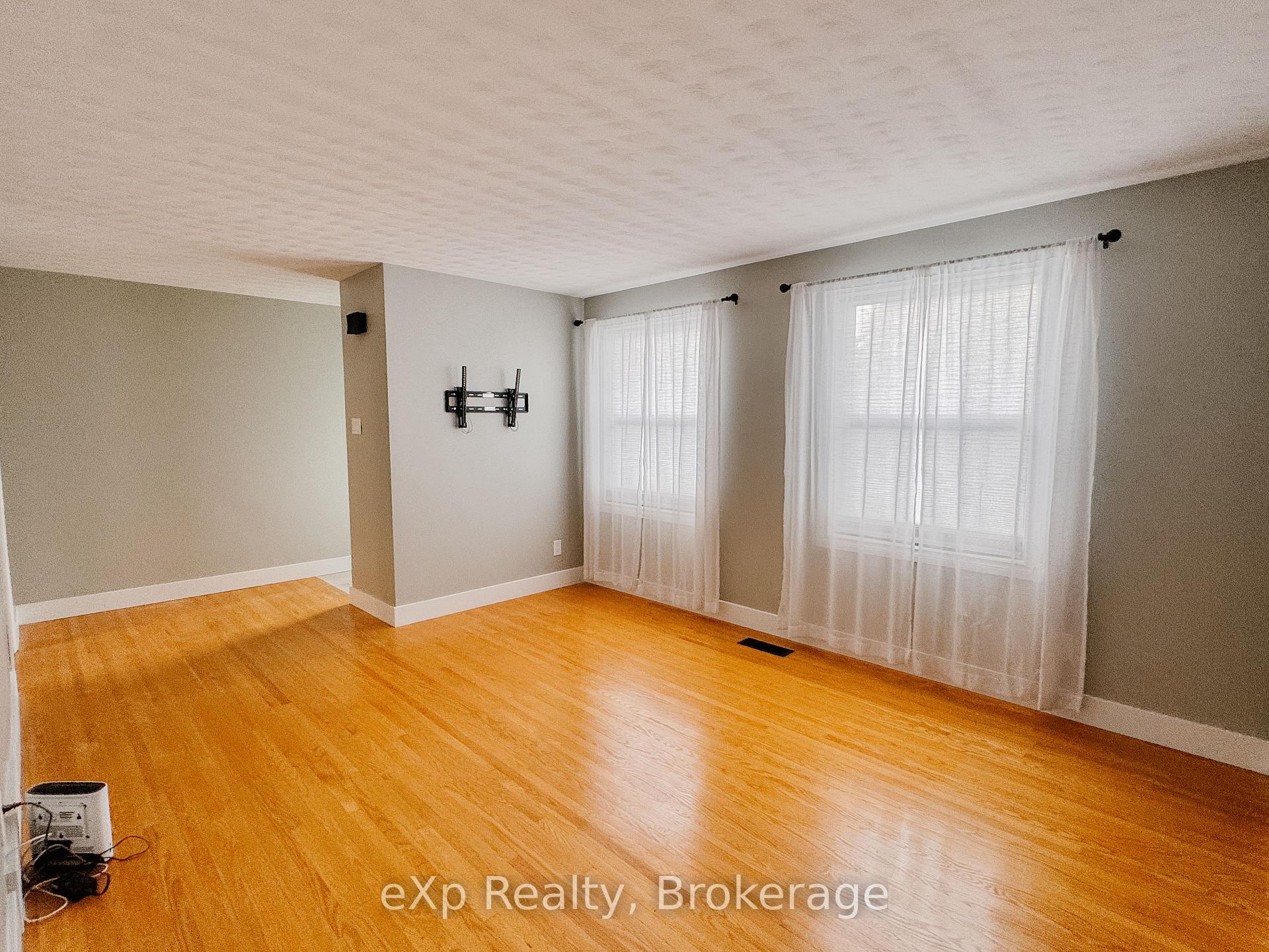 Photo 12 of 24 Windermere Court, Guelph, Riverside Park — HOMEH