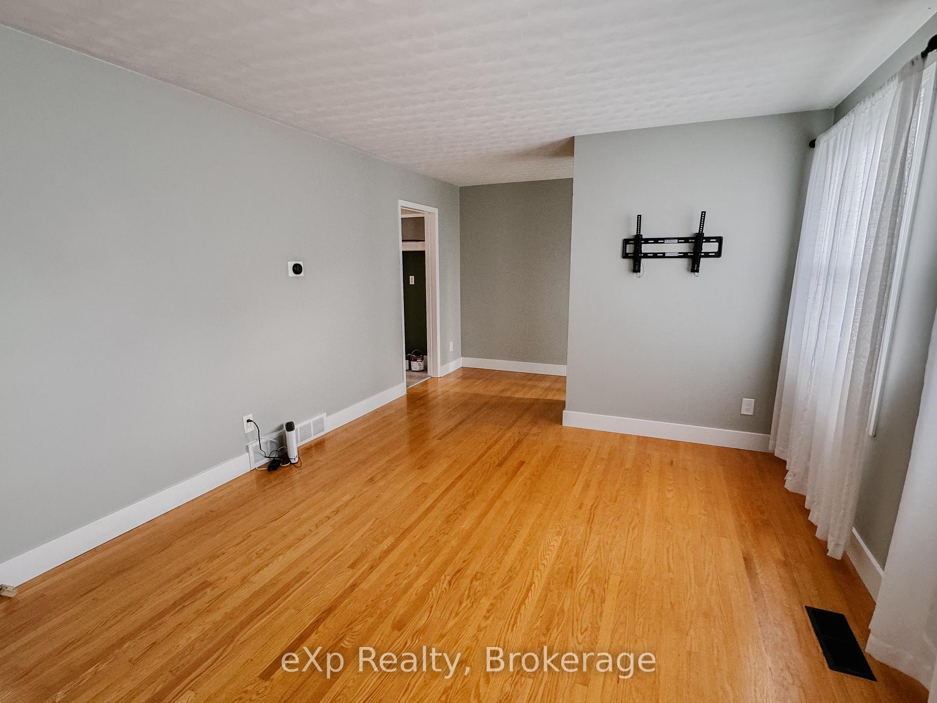 Photo 13 of 24 Windermere Court, Guelph, Riverside Park — HOMEH