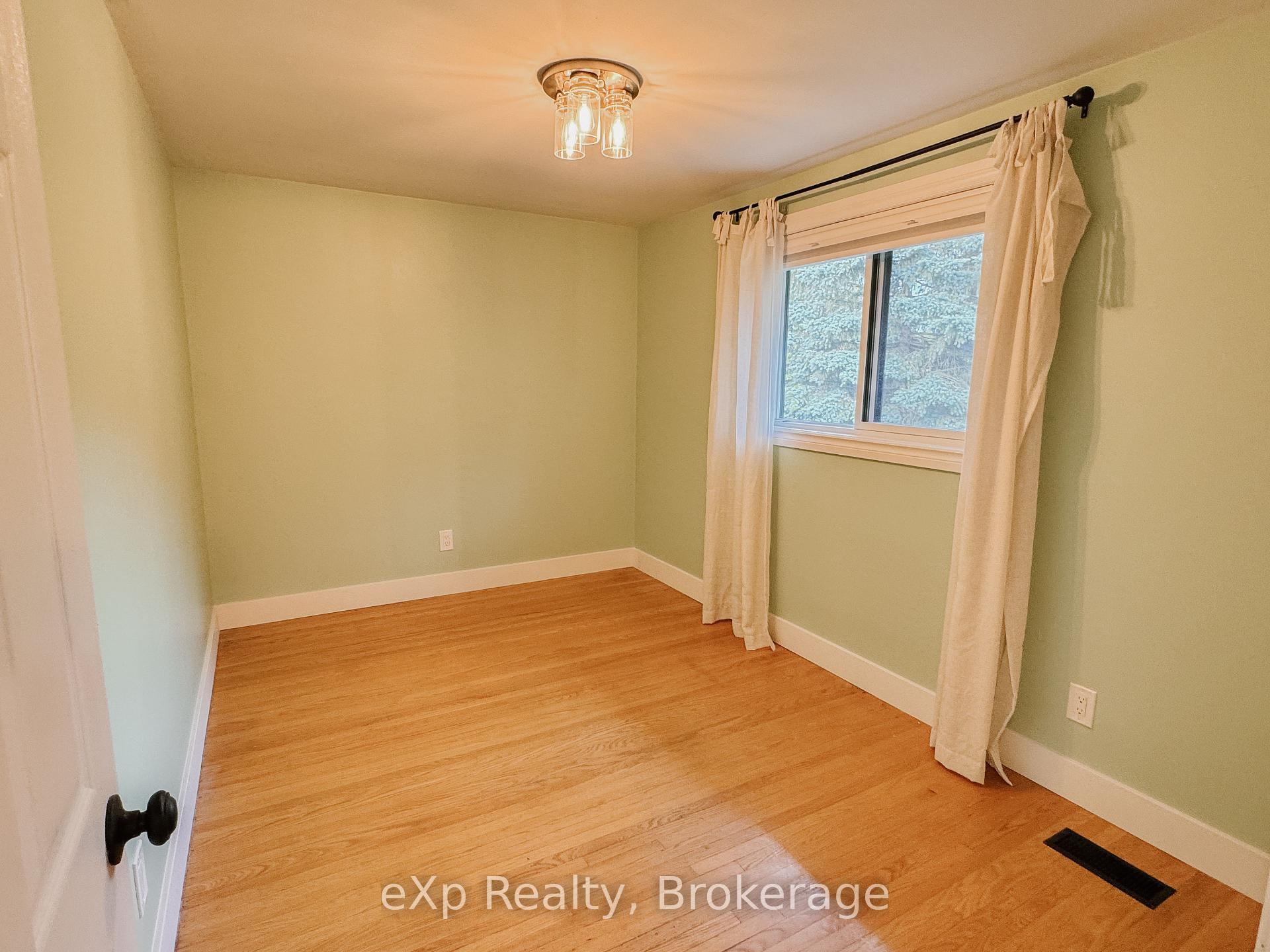 Photo 18 of 24 Windermere Court, Guelph, Riverside Park — HOMEH